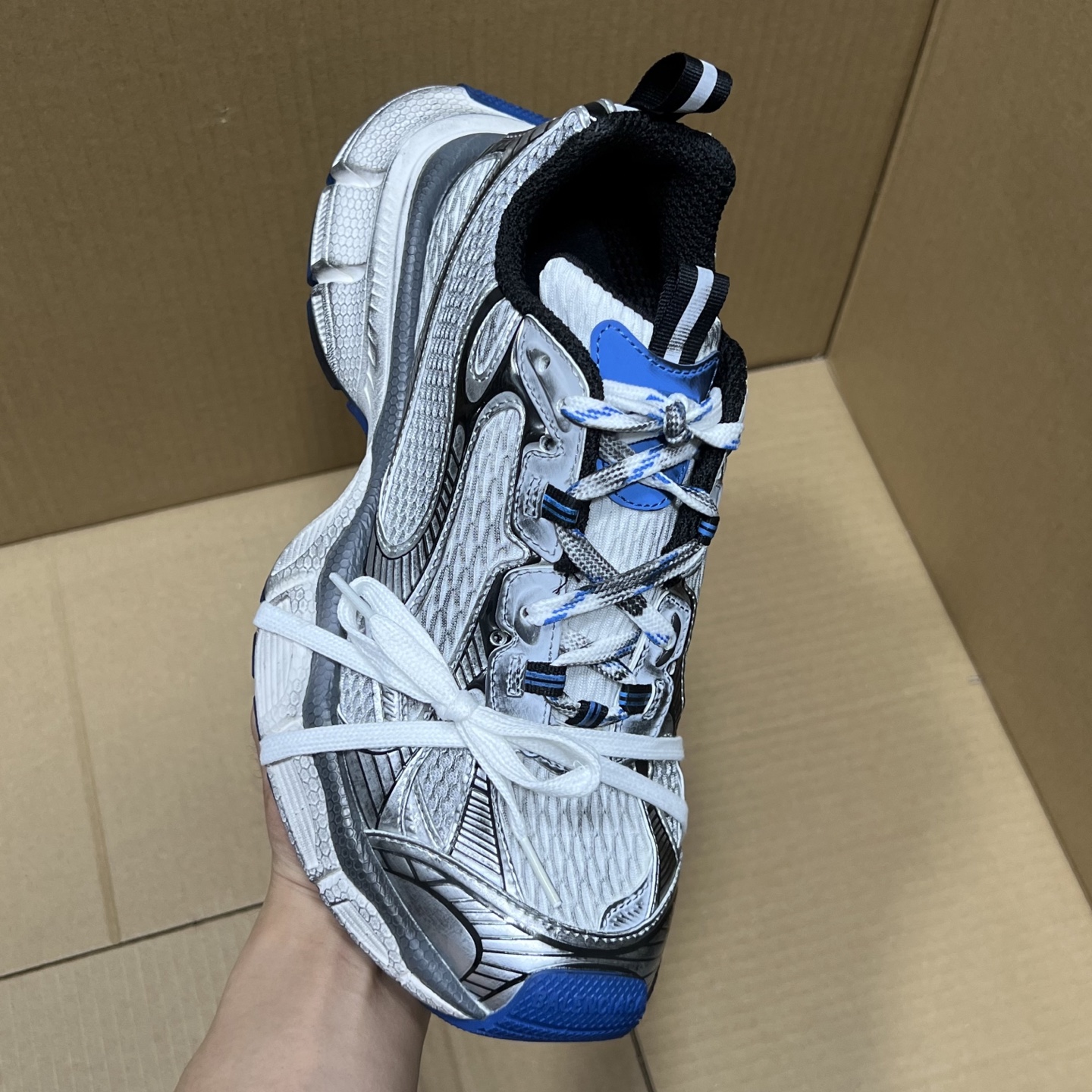 福利特价 
 Balenciaga 巴黎世家 3XL 颜色自取
货号：性价比
尺码：35 36 37 3