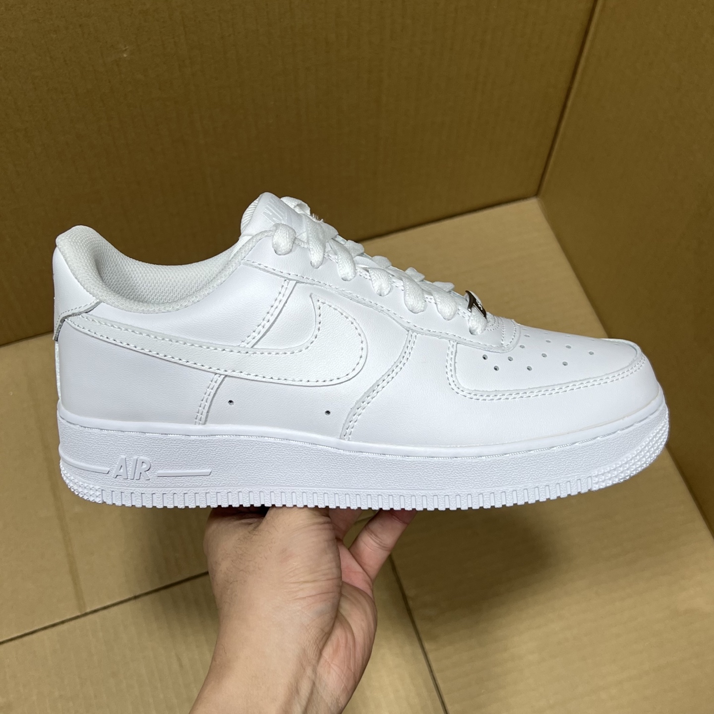 奥莱空军白低特价! 全码输出! 天猫 京东等平台充正订单!奥莱盒中盒 年度重磅福利!品质就不多说了!白菜价体验正品!售前 售后 一包到底!各位兄弟放心冲!编码AB215865