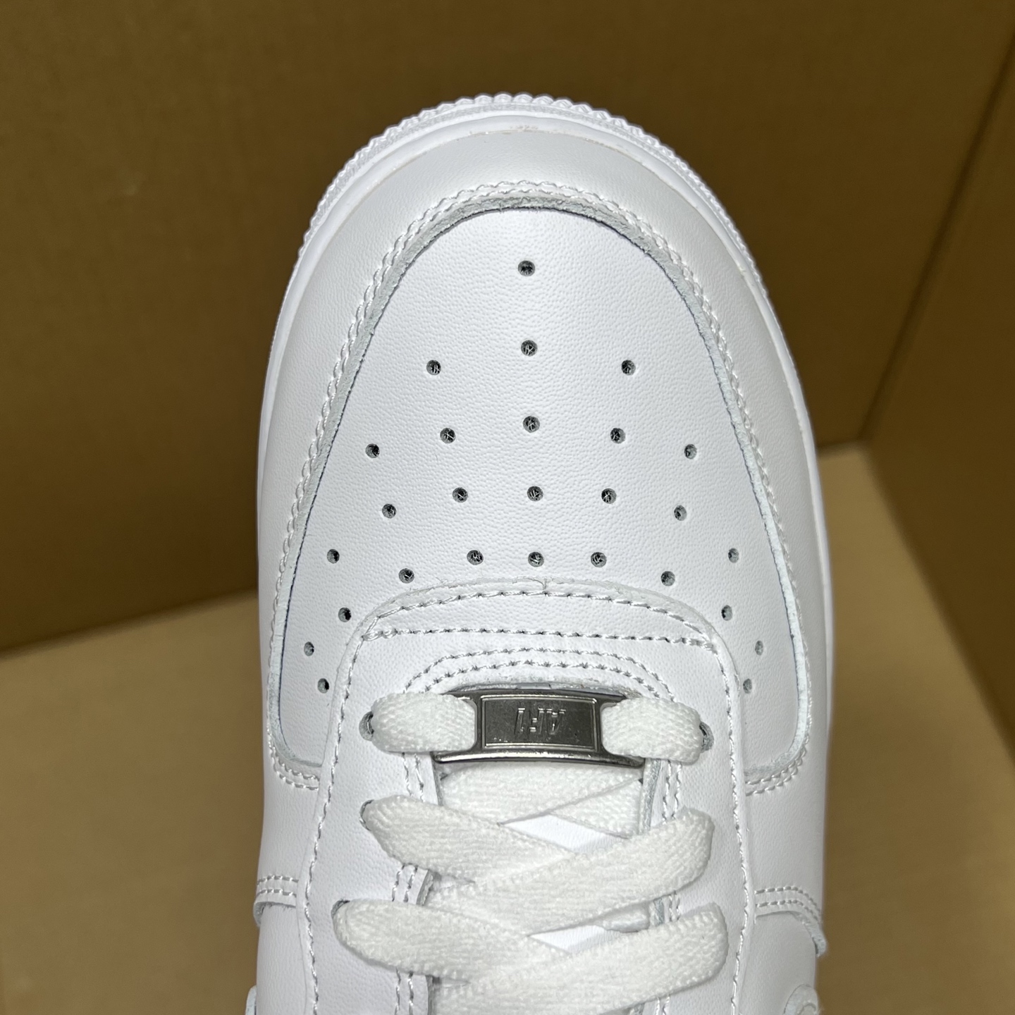 奥莱空军白低特价! 全码输出! 天猫 京东等平台充正订单!奥莱盒中盒 年度重磅福利!品质就不多说了!白菜价体验正品!售前 售后 一包到底!各位兄弟放心冲!编码AB215865