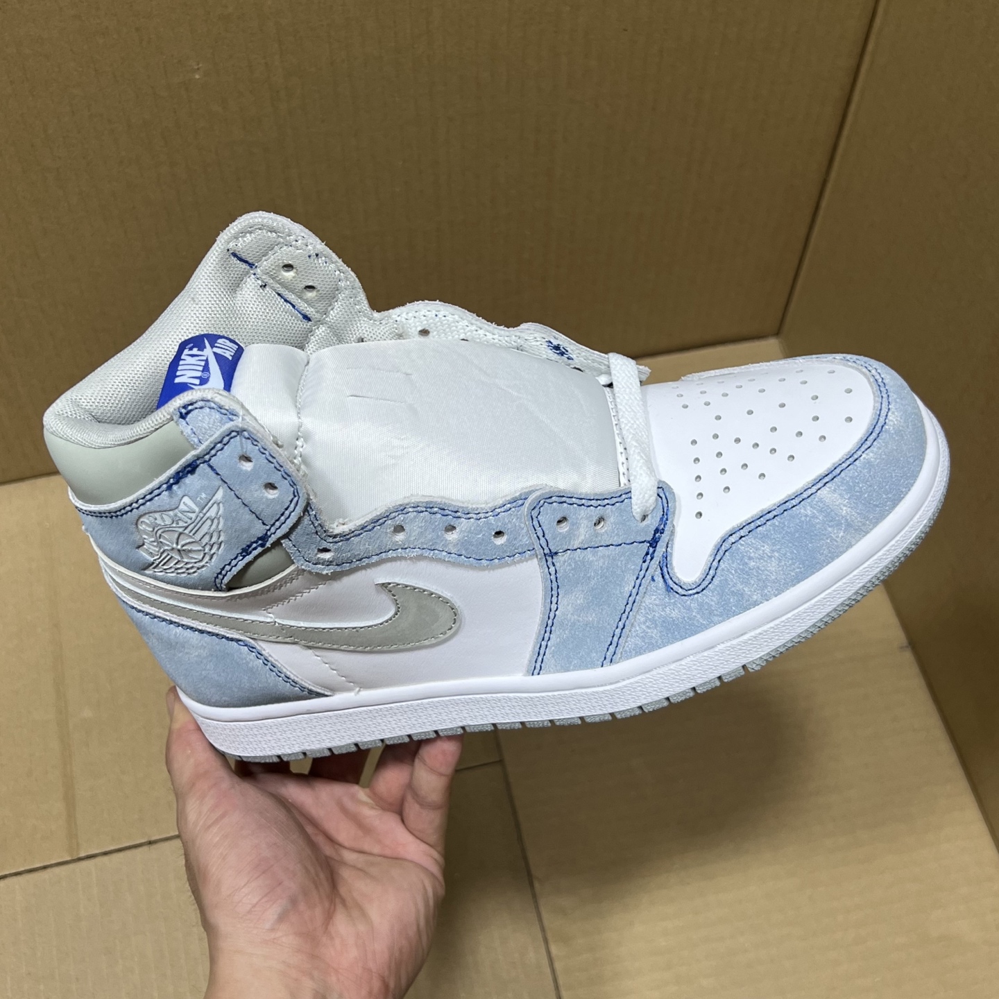 Air Jordan 1 High OG Hyper Royal: Premium Leather, Iconic Style 2 i1741370516347 455 0 0