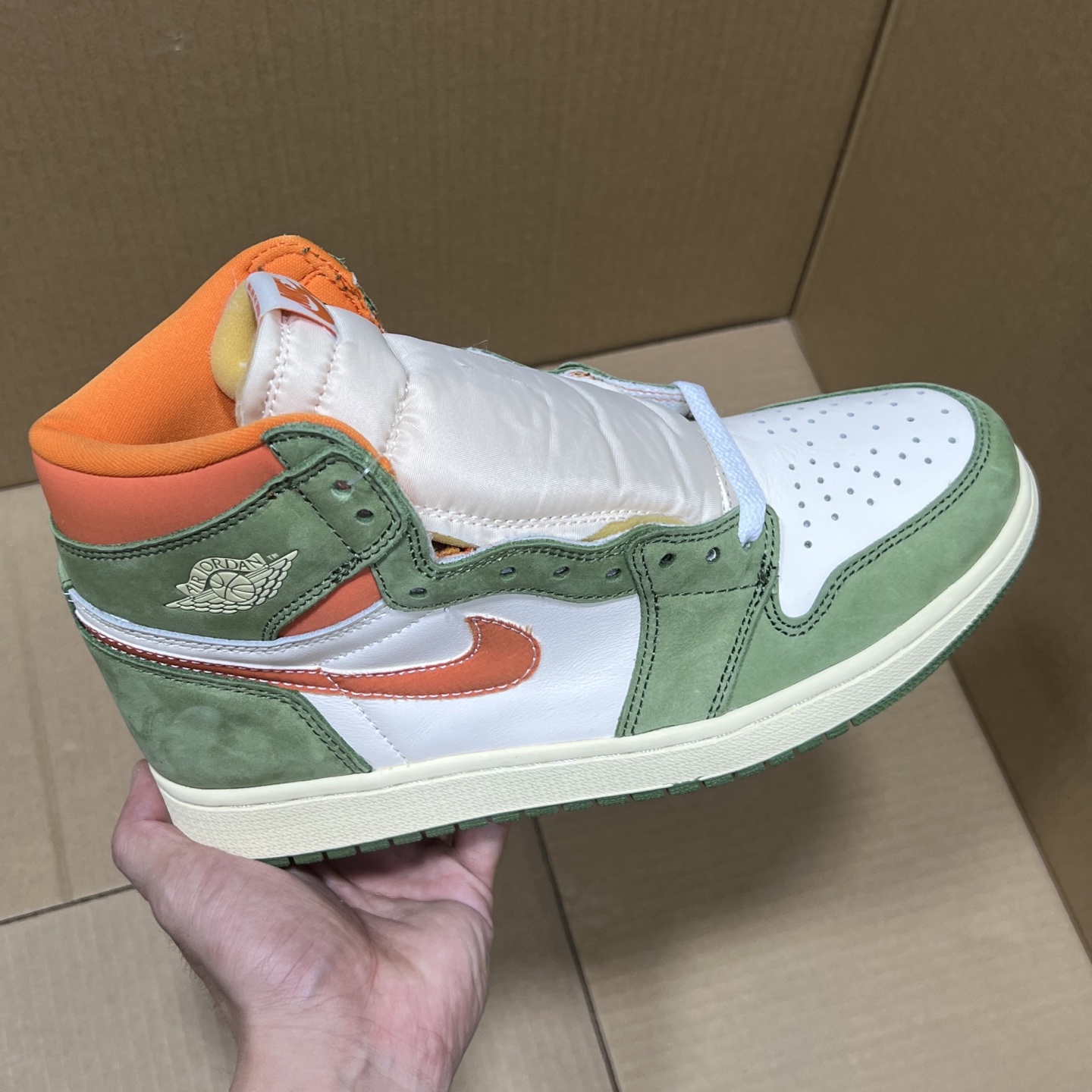 Air Jordan 1 High OG Hyper Royal: Premium Leather, Iconic Style 3 i1741370538203 8447 0 0