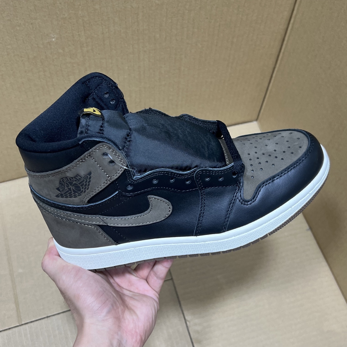 Air Jordan 1 High OG Hyper Royal: Premium Leather, Iconic Style 4 i1741370553877 4296 0 0