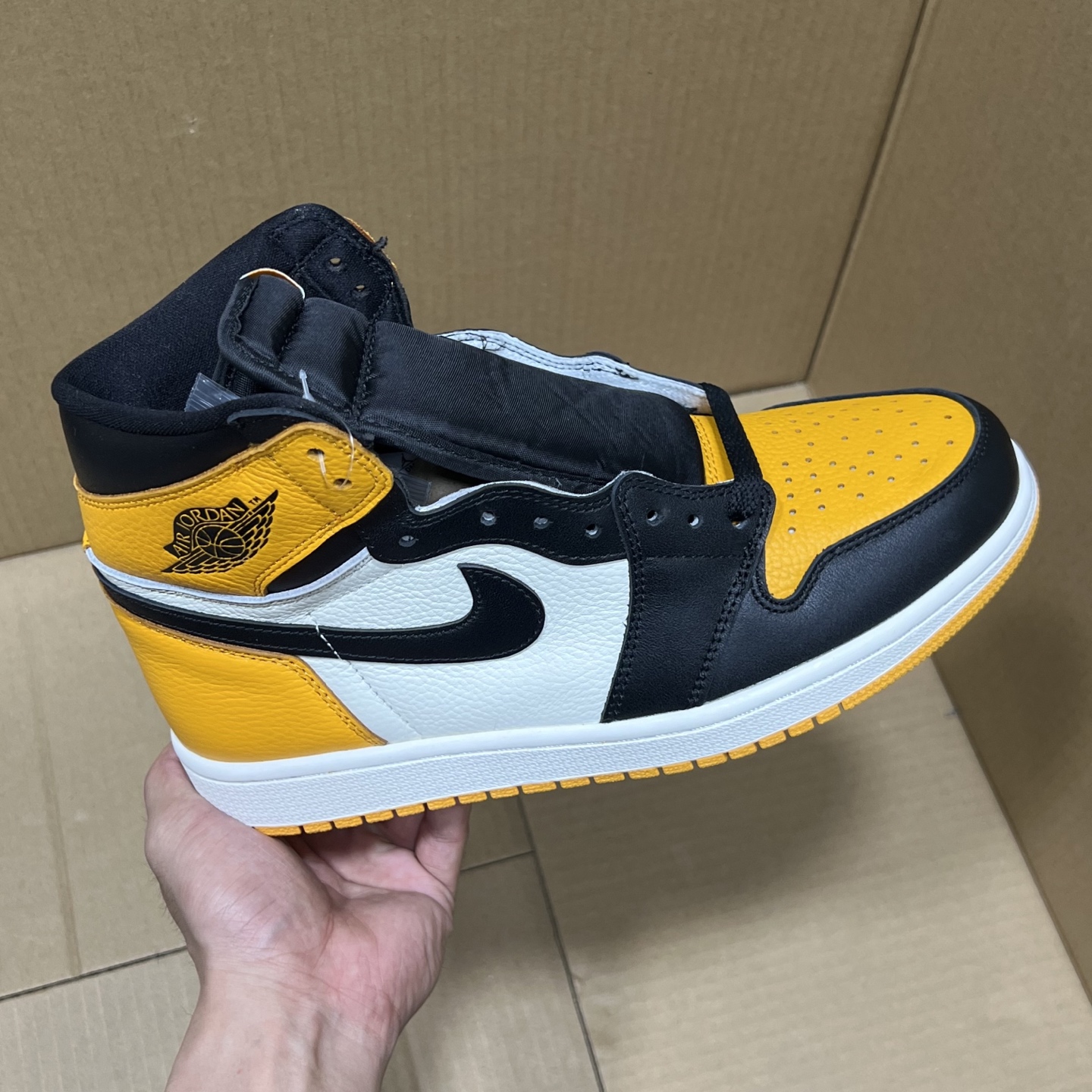 Air Jordan 1 Retro High OG 'Taxi' Yellow Black White Sneakers 2 i1741370675911 2944 0 0