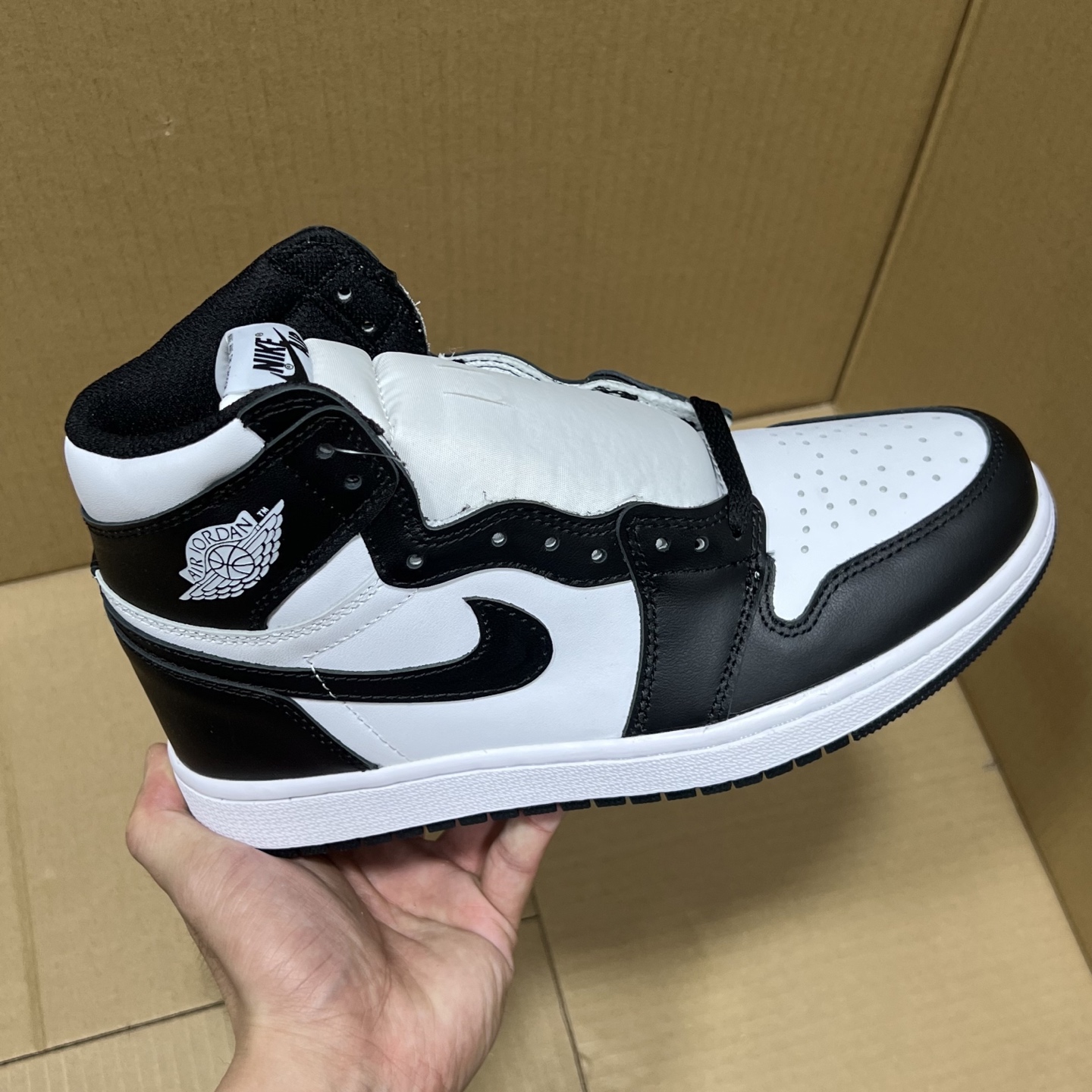 Air Jordan 1 Retro High OG 'Taxi' Yellow Black White Sneakers 4 i1741370703940 2251 0 0