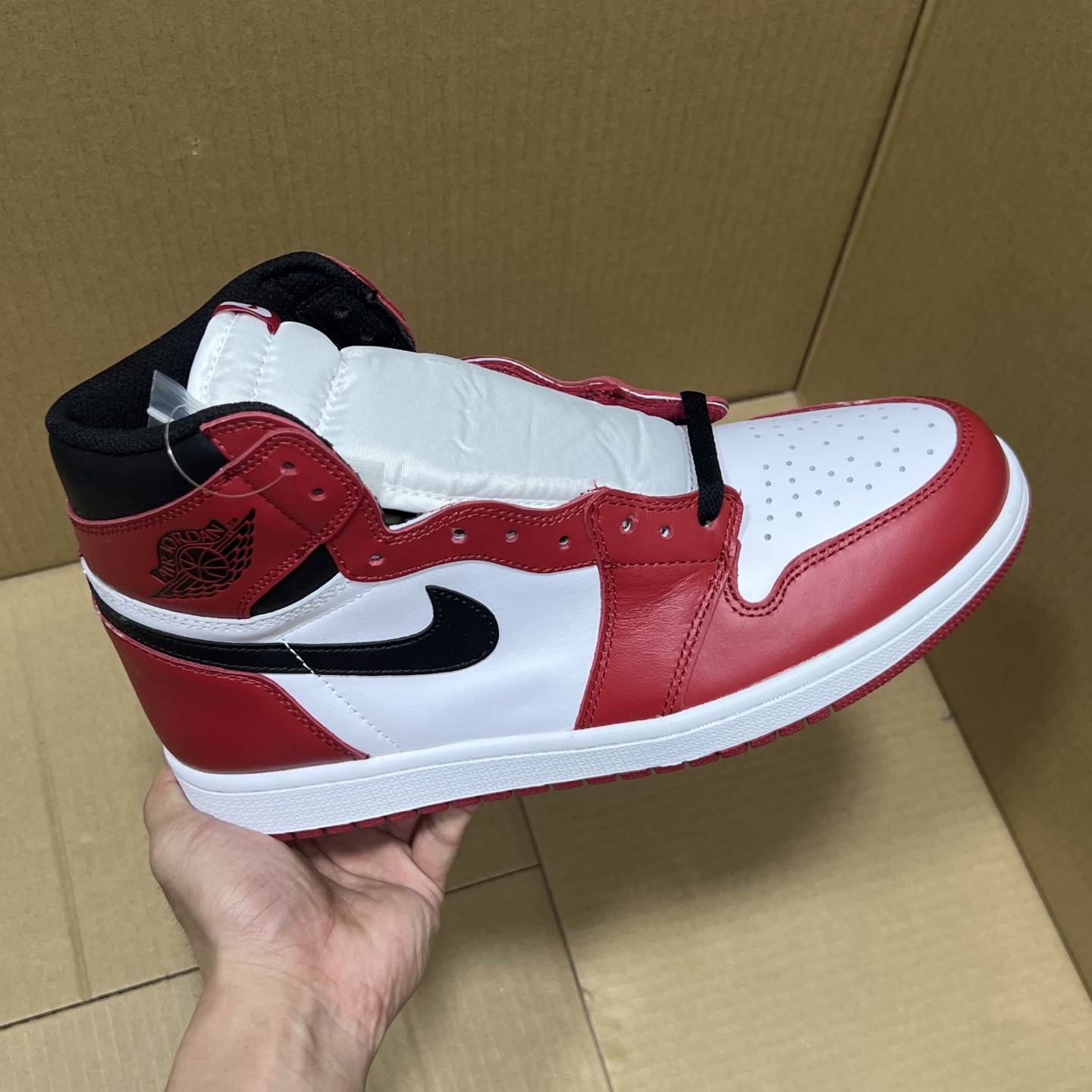 Air Jordan 1 Retro High OG 'Chicago' Authentic Leather Sneakers 1 i1741376971069 5537 0 0