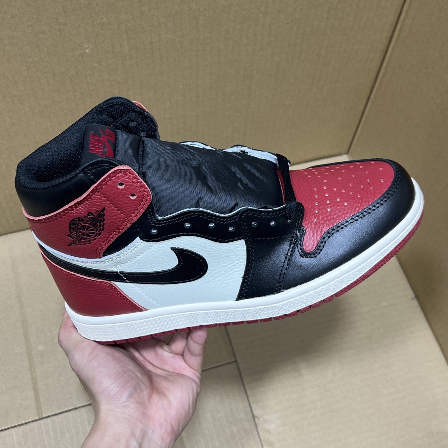 Air Jordan 1 Retro High OG 'Chicago' Authentic Leather Sneakers 2 i1741376990000 1924 0 0