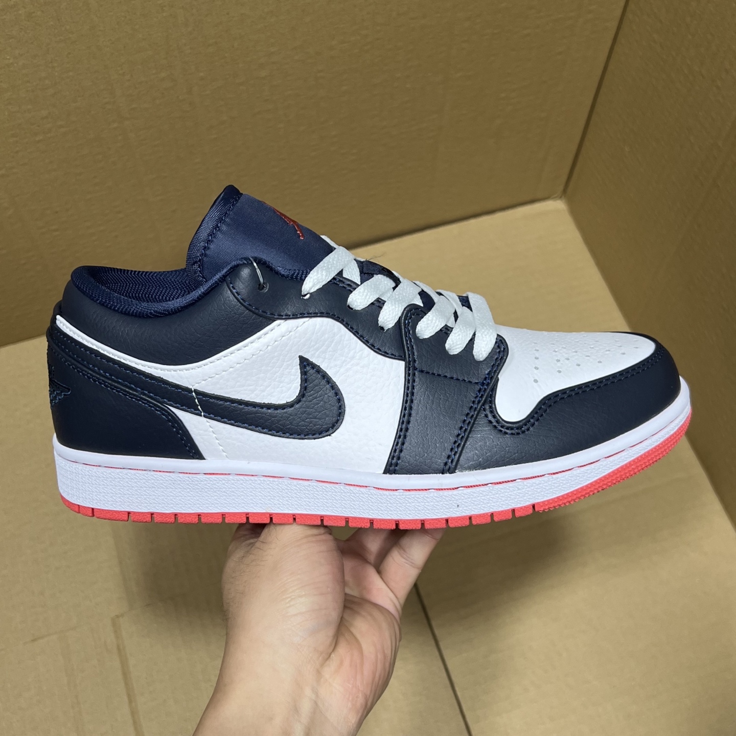 特价💰100
VT版AJ1 低帮特价!
尺码:36-46全码输出!
外贸滞留订单 当下应季款福利!品质 细节 做的相当到位!工厂亏本套现,整单全码放心冲!