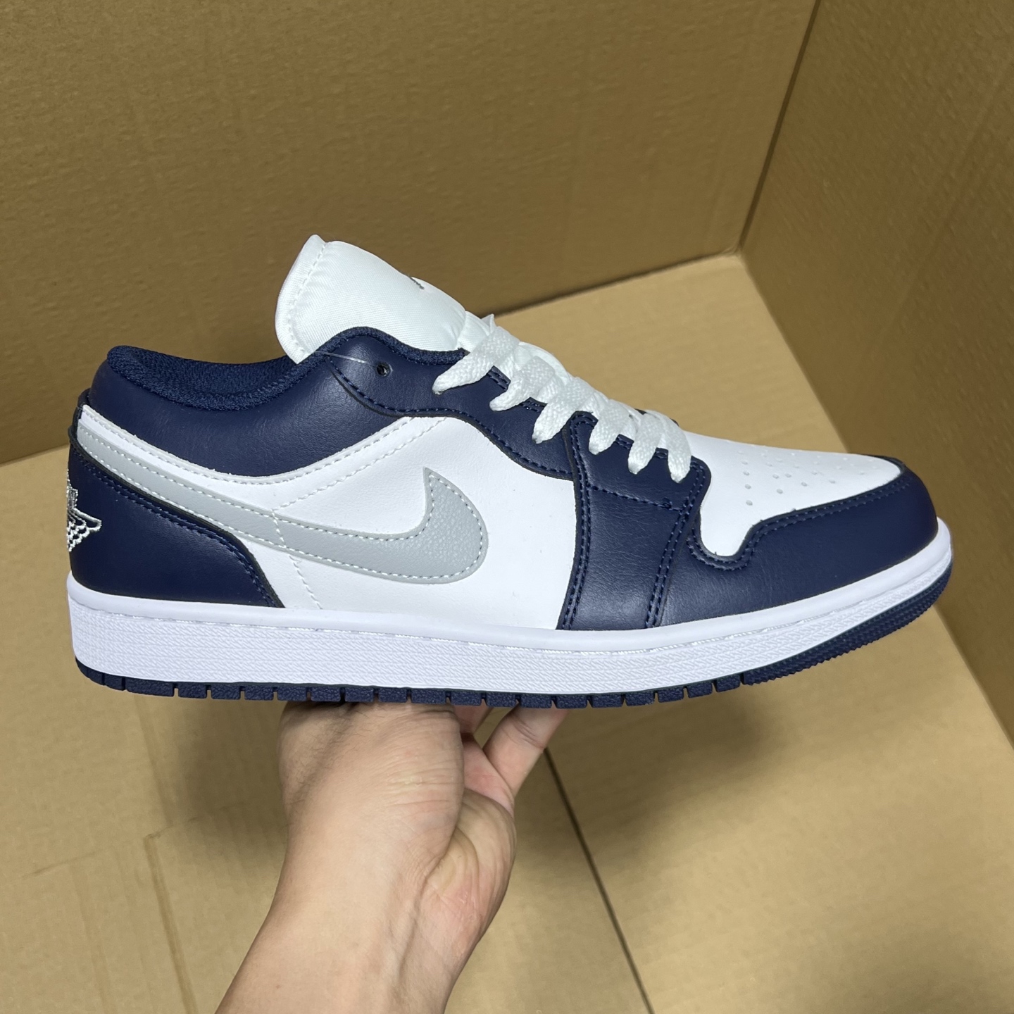 特价💰100
VT版AJ1 低帮特价!
尺码:36-46全码输出!
外贸滞留订单 当下应季款福利!品质 细节 做的相当到位!工厂亏本套现,整单全码放心冲!