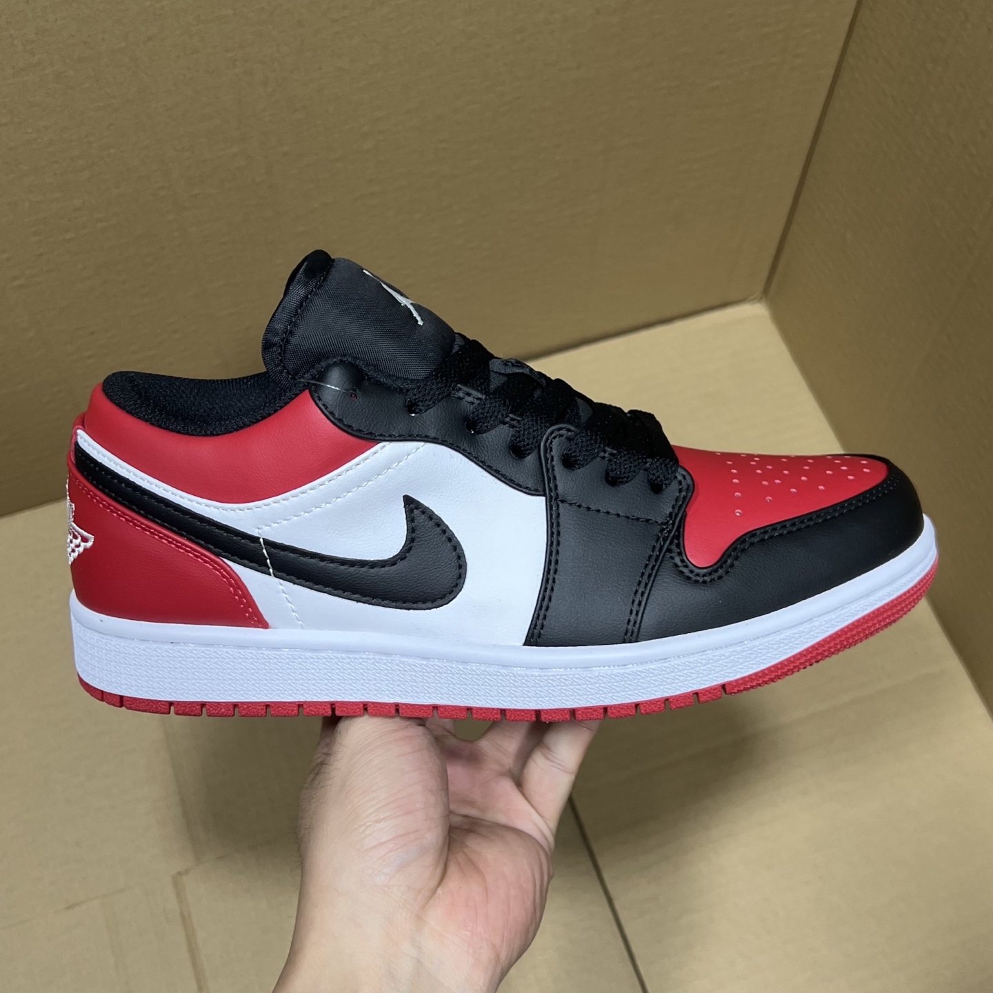 特价💰100
VT版AJ1 低帮特价!
尺码:36-46全码输出!
外贸滞留订单 当下应季款福利!品质 细节 做的相当到位!工厂亏本套现,整单全码放心冲!