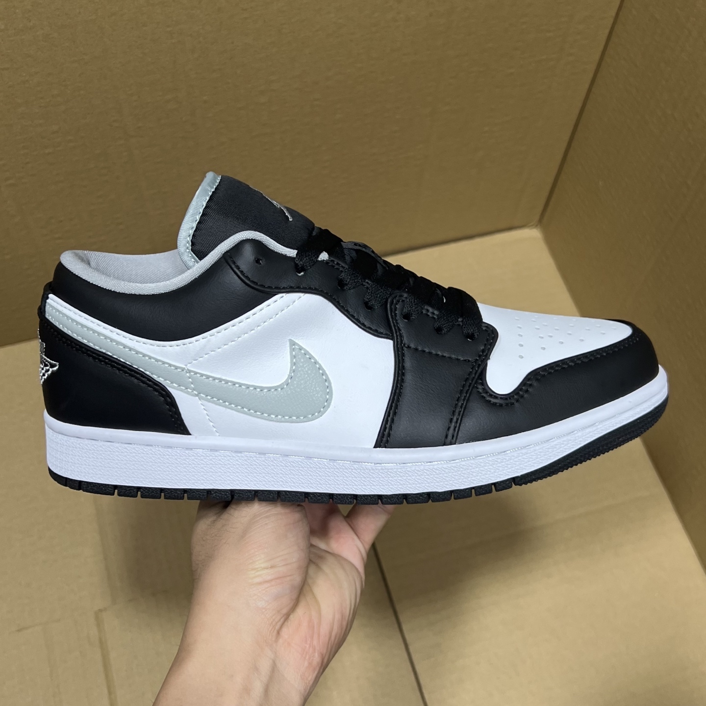 特价💰100
VT版AJ1 低帮特价!
尺码:36-46全码输出!
外贸滞留订单 当下应季款福利!品质 细节 做的相当到位!工厂亏本套现,整单全码放心冲!