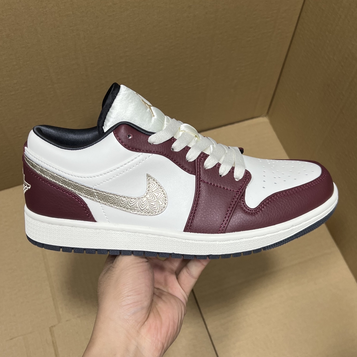 特价💰100
VT版AJ1 低帮特价!
尺码:36-46全码输出!
外贸滞留订单 当下应季款福利!品质 细节 做的相当到位!工厂亏本套现,整单全码放心冲!