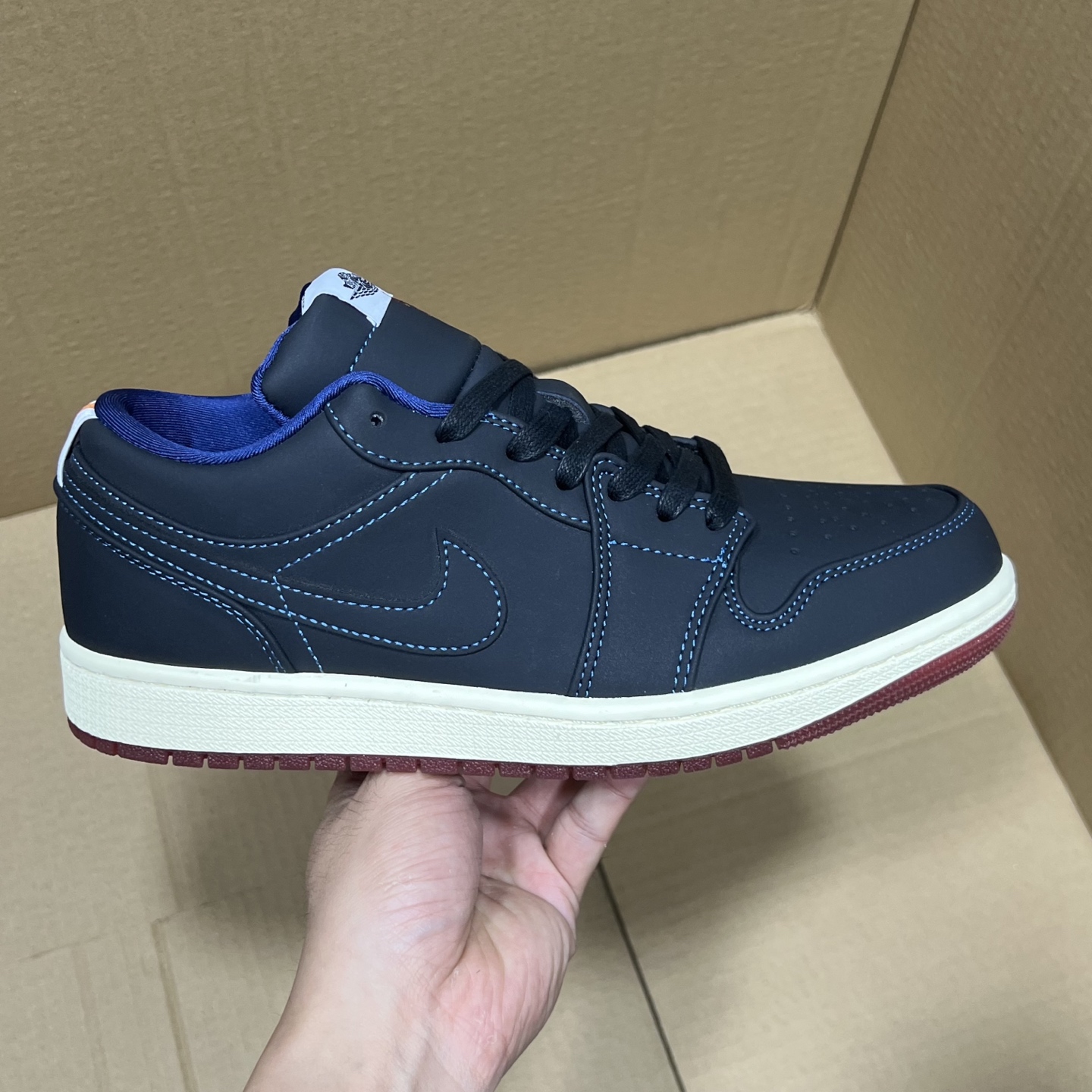 特价💰100
VT版AJ1 低帮特价!
尺码:36-46全码输出!
外贸滞留订单 当下应季款福利!品质 细节 做的相当到位!工厂亏本套现,整单全码放心冲!