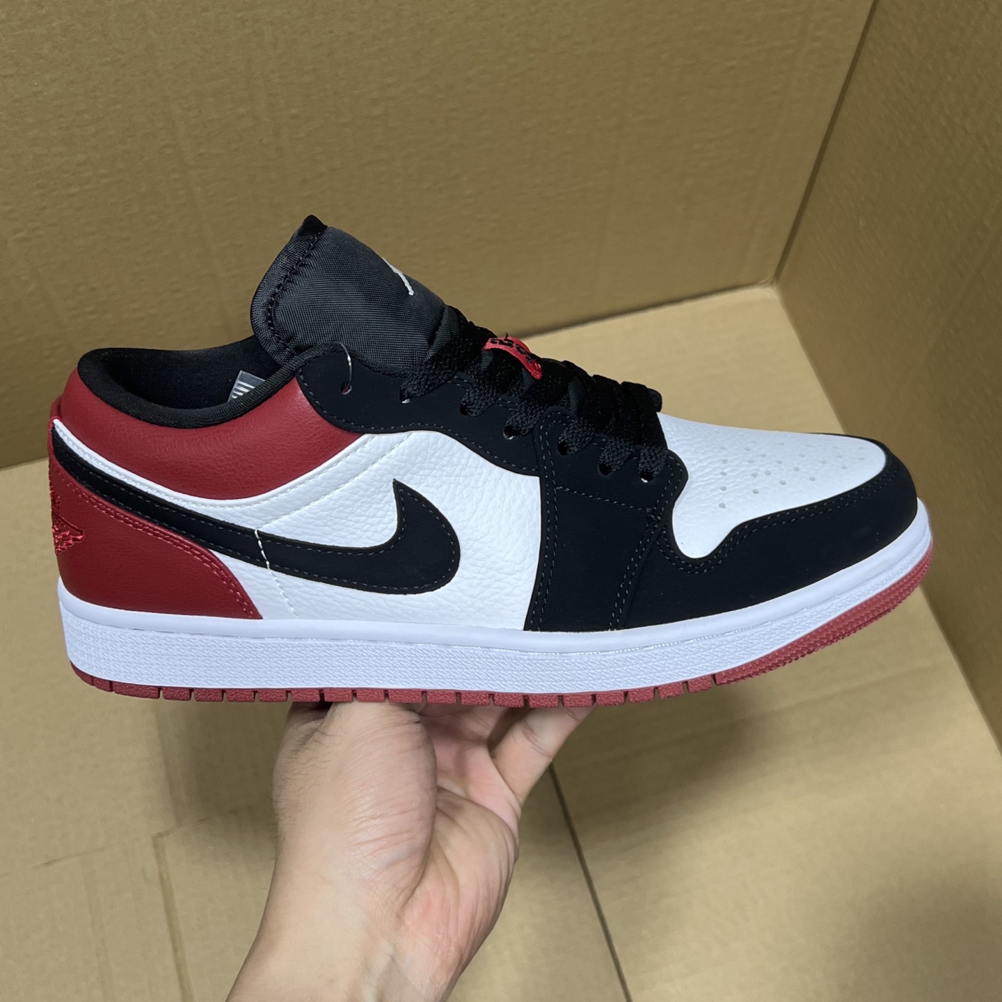 特价💰100
VT版AJ1 低帮特价!
尺码:36-46全码输出!
外贸滞留订单 当下应季款福利!品质 细节 做的相当到位!工厂亏本套现,整单全码放心冲!