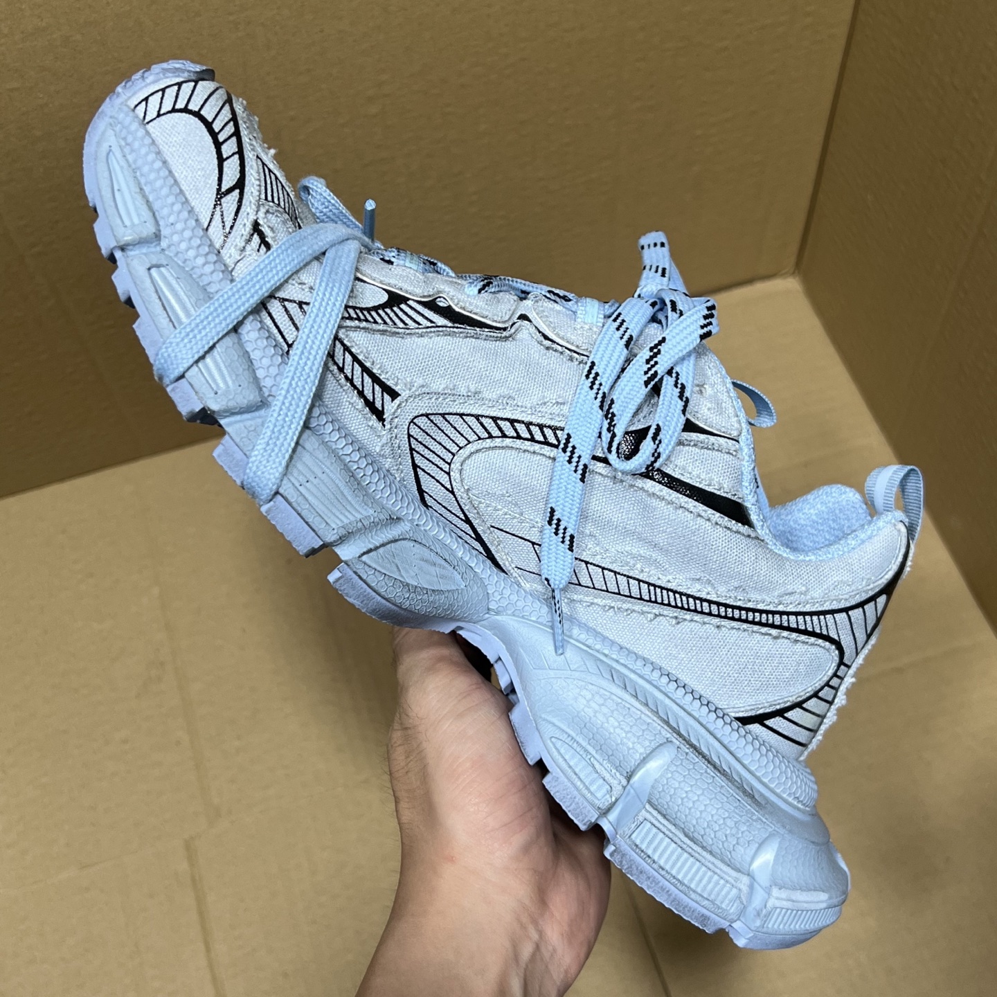 福利特价 
 Balenciaga 巴黎世家 3XL 颜色自取
货号：性价比
尺码：35 36 37 3