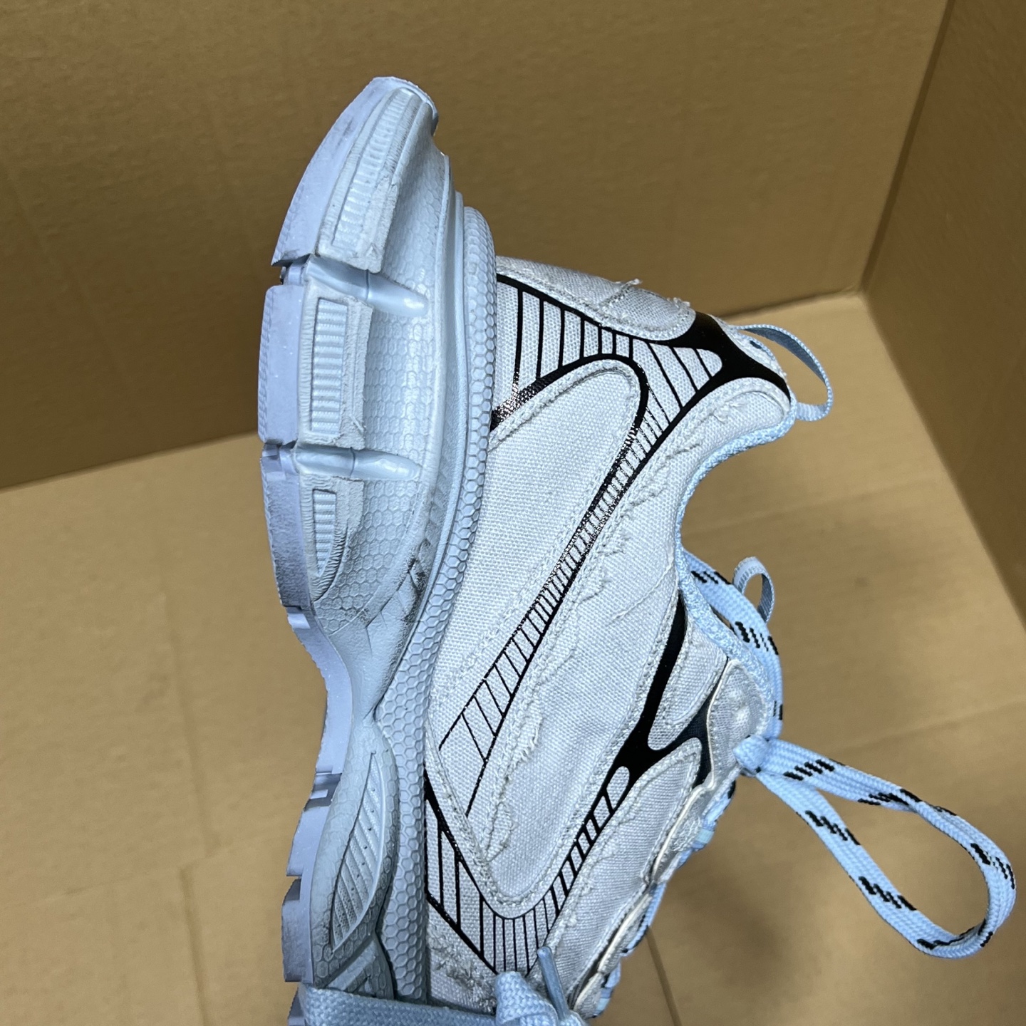 福利特价 
 Balenciaga 巴黎世家 3XL 颜色自取
货号：性价比
尺码：35 36 37 3