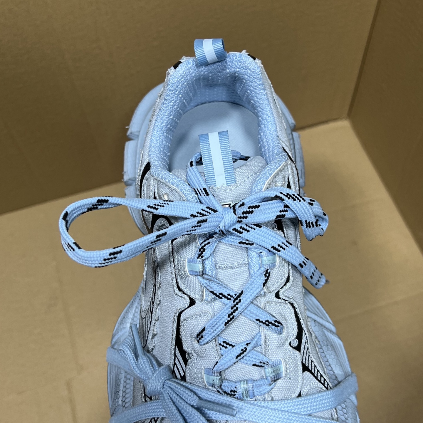 福利特价 
 Balenciaga 巴黎世家 3XL 颜色自取
货号：性价比
尺码：35 36 37 3