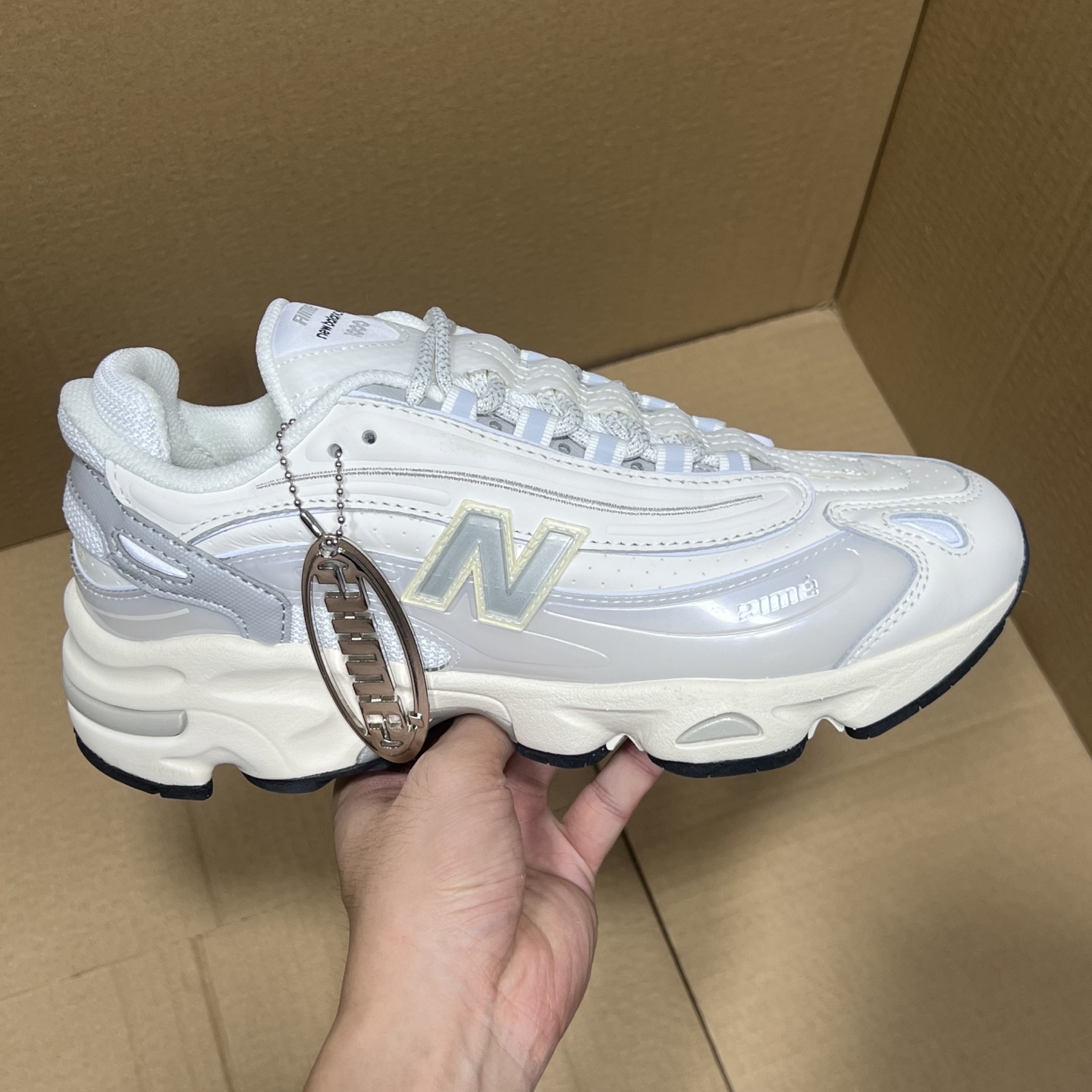 助力双十二活动!
DT版NB1000福利价格下调!
尺码36-45全码输出!
顶级大厂出品!绝对的好货福利!品质绝对是行业首屈一指的存在!原来200+,最后一波!白菜价开冲,转图必卖!