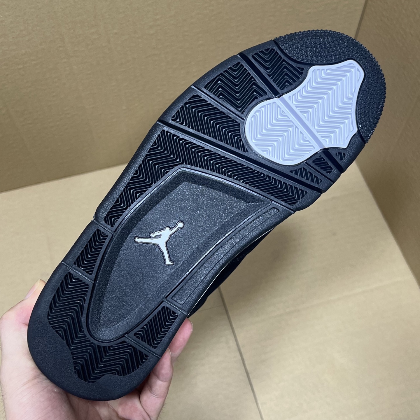 年度重磅福利！R1版AJ4系列特价！市场知名外贸R1版本！早期老的DT，懂的人都懂！品质 口碑一直在线！