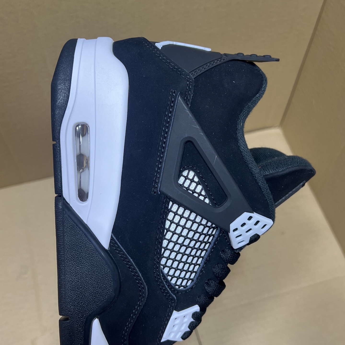 年度重磅福利！R1版AJ4系列特价！市场知名外贸R1版本！早期老的DT，懂的人都懂！品质 口碑一直在线！