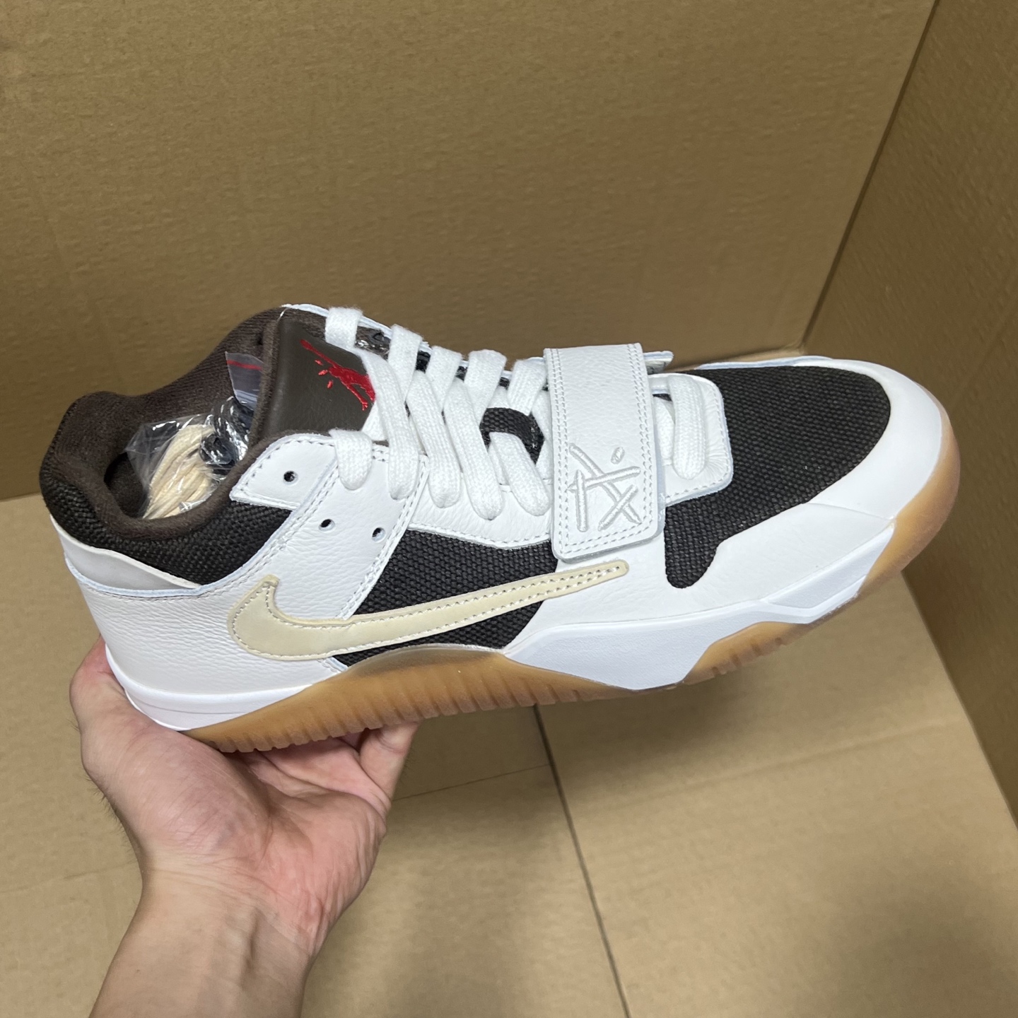 双十二福利开启！ R1版AJ4系列特价！价格下调！ 市场知名外贸R1版本！早期老的DT，懂的人都懂！品质 口碑一直在线！ 尺码36-48.5稳定输出！终端优势供货！ 编码AB275869