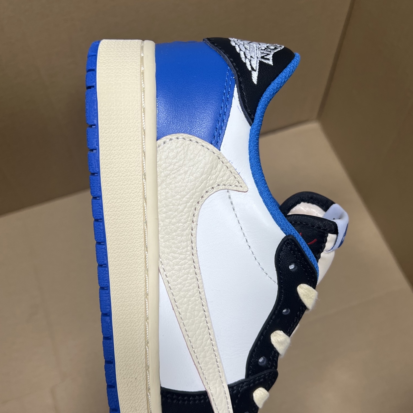 年度重磅福利！R1版AJ1倒勾低帮系列特价！市场知名外贸R1版本！早期老的DT，懂的人都懂！品质 口碑一