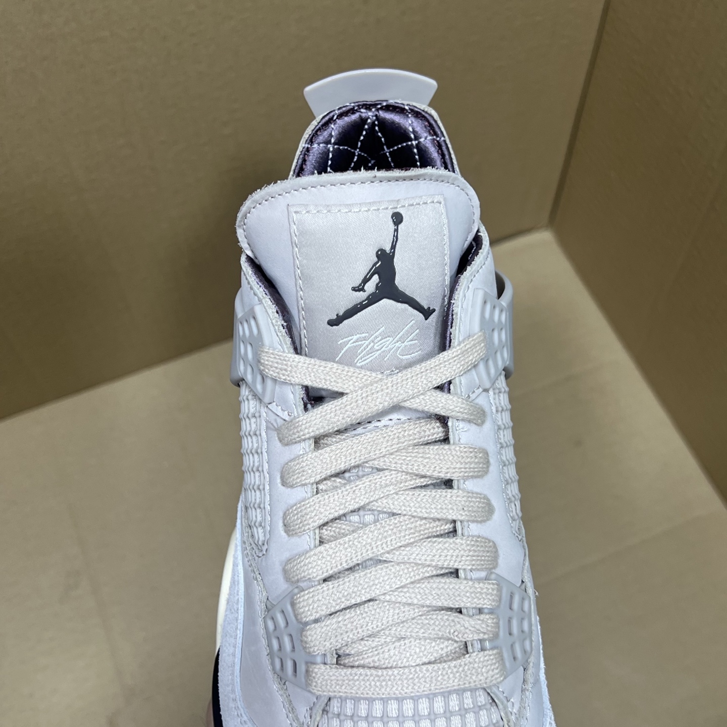 年度重磅福利！R1版AJ4系列特价！市场知名外贸R1版本！早期老的DT，懂的人都懂！品质 口碑一直在线！