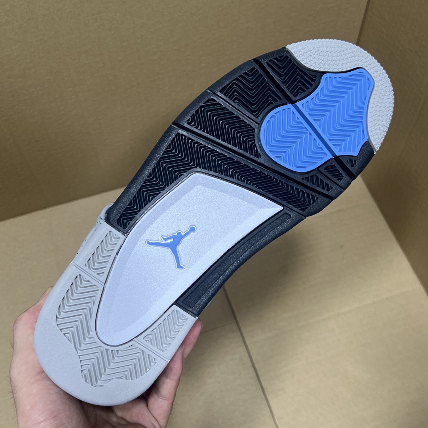 年度重磅福利！R1版AJ4系列特价！市场知名外贸R1版本！早期老的DT，懂的人都懂！品质 口碑一直在线！