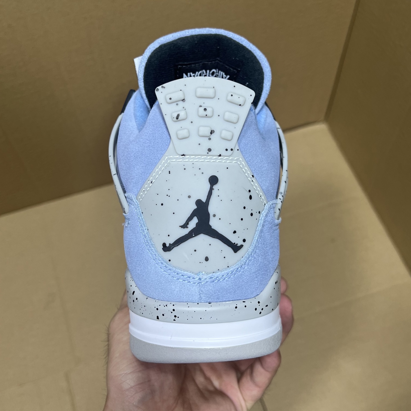 年度重磅福利！R1版AJ4系列特价！市场知名外贸R1版本！早期老的DT，懂的人都懂！品质 口碑一直在线！