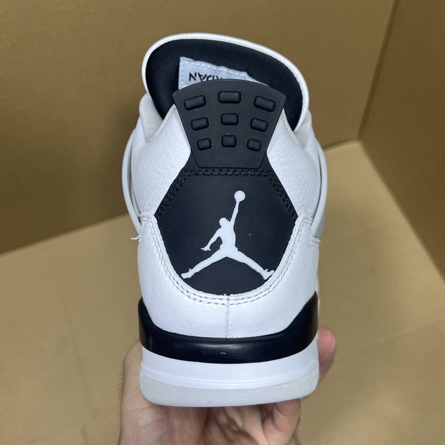 年度重磅福利！R1版AJ4系列特价！市场知名外贸R1版本！早期老的DT，懂的人都懂！品质 口碑一直在线！