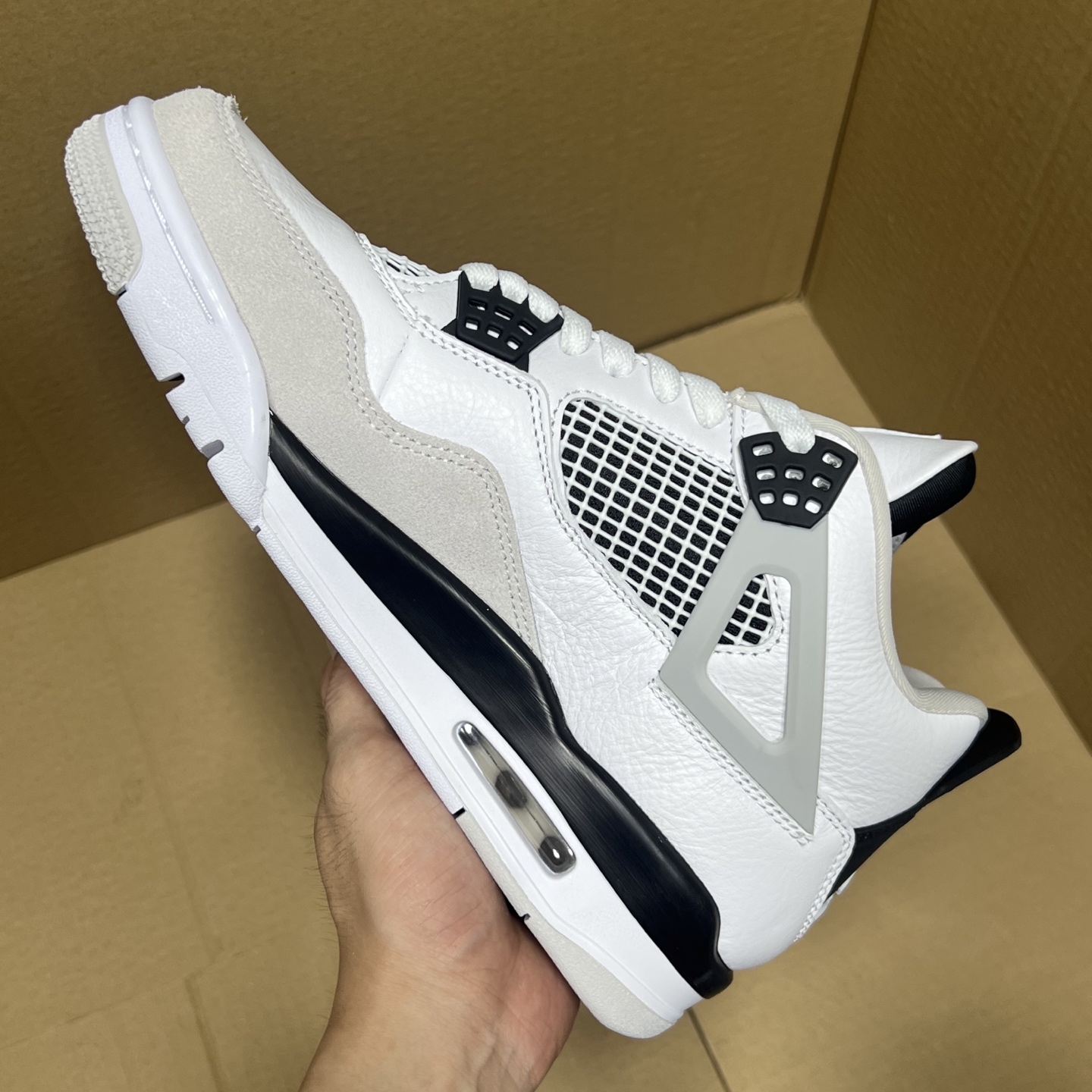 年度重磅福利！R1版AJ4系列特价！市场知名外贸R1版本！早期老的DT，懂的人都懂！品质 口碑一直在线！