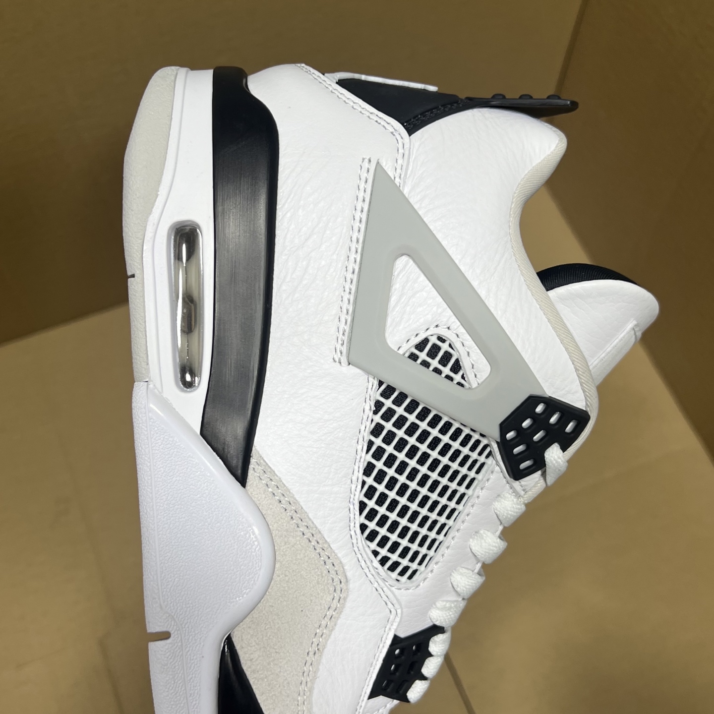 年度重磅福利！R1版AJ4系列特价！市场知名外贸R1版本！早期老的DT，懂的人都懂！品质 口碑一直在线！