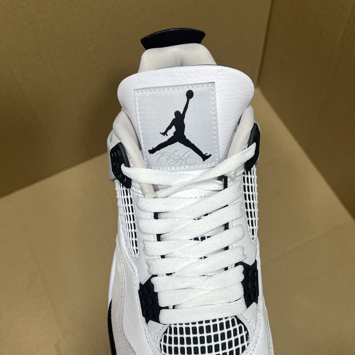 年度重磅福利！R1版AJ4系列特价！市场知名外贸R1版本！早期老的DT，懂的人都懂！品质 口碑一直在线！