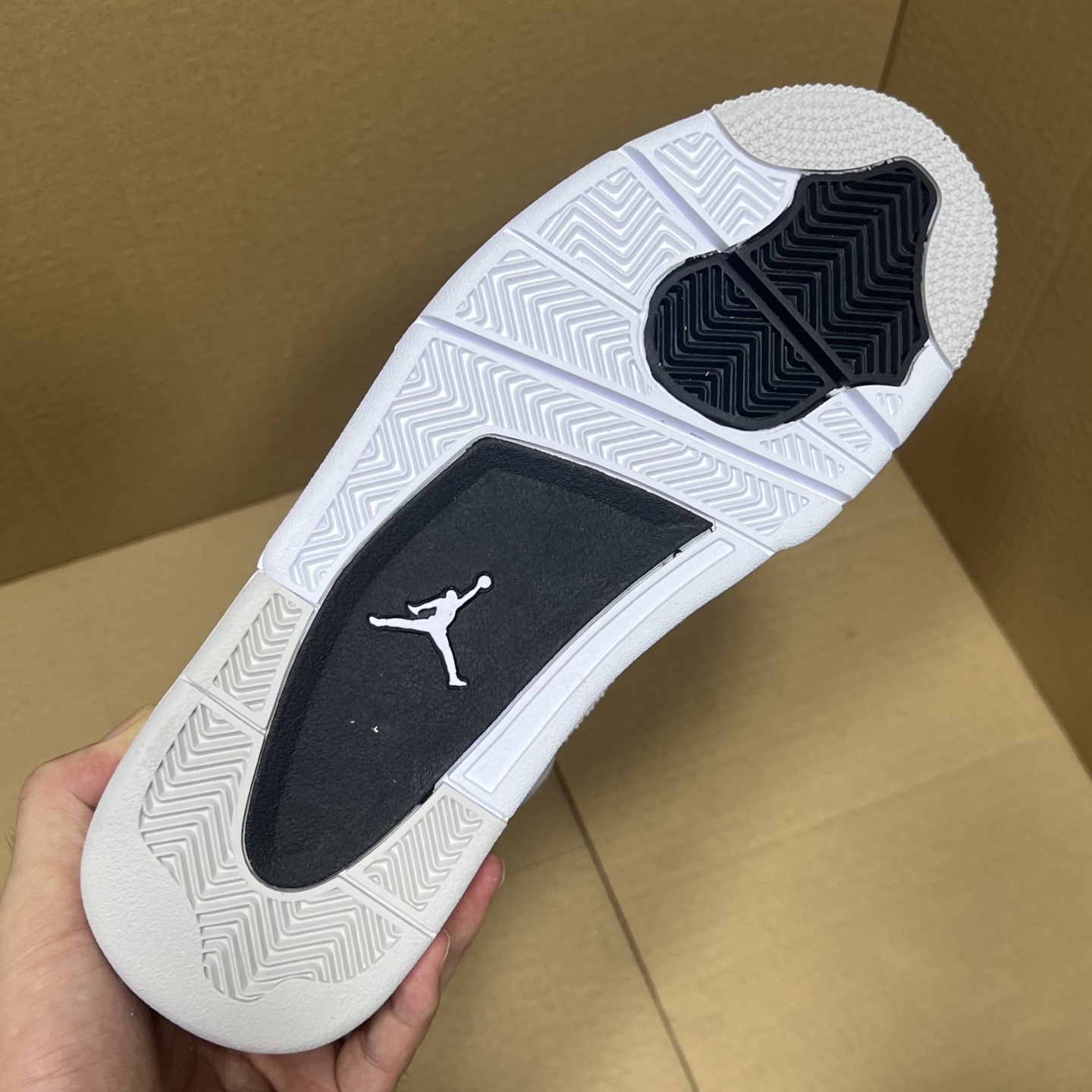 年度重磅福利！R1版AJ4系列特价！市场知名外贸R1版本！早期老的DT，懂的人都懂！品质 口碑一直在线！