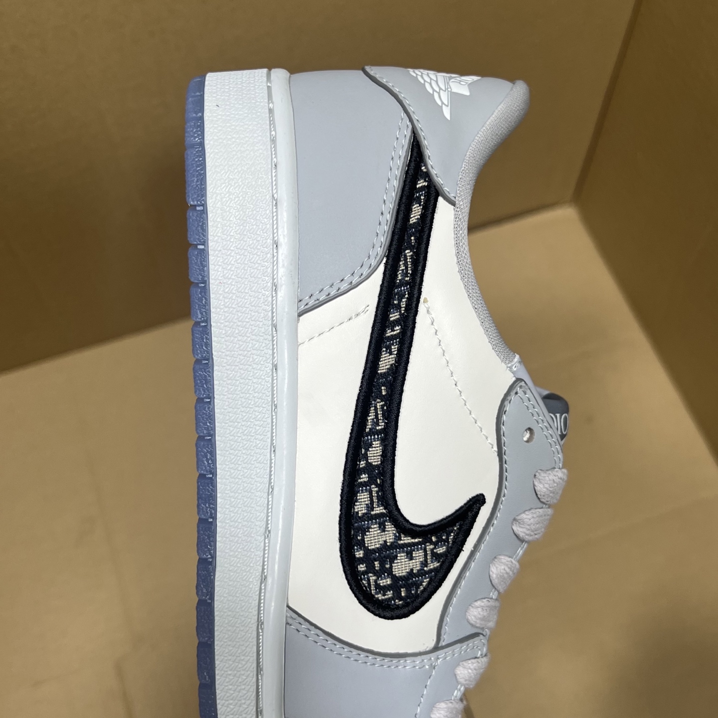 年度重磅福利！R1版AJ1大迪奥低帮特价！市场知名外贸R1版本！早期老的DT，懂的人都懂！品质 口碑一直