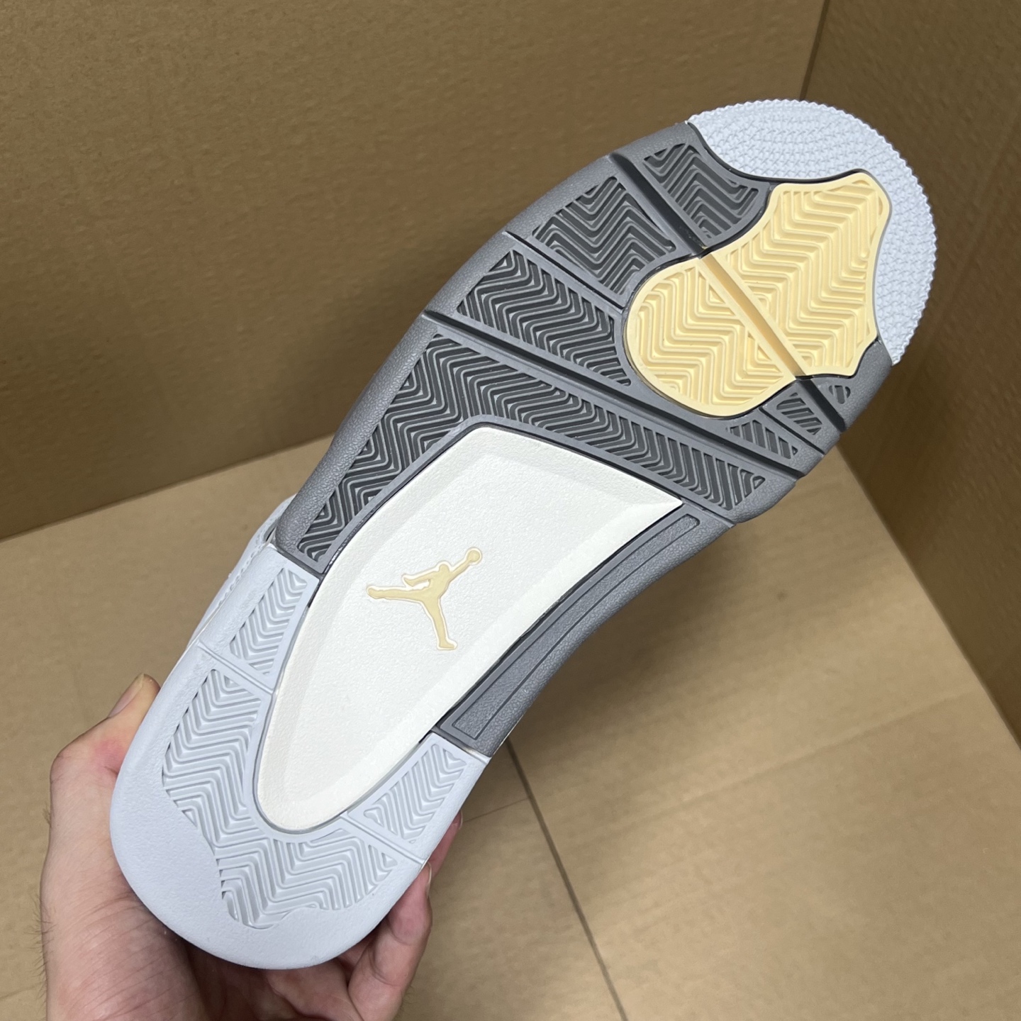 年度重磅福利！R1版AJ4系列特价！市场知名外贸R1版本！早期老的DT，懂的人都懂！品质 口碑一直在线！