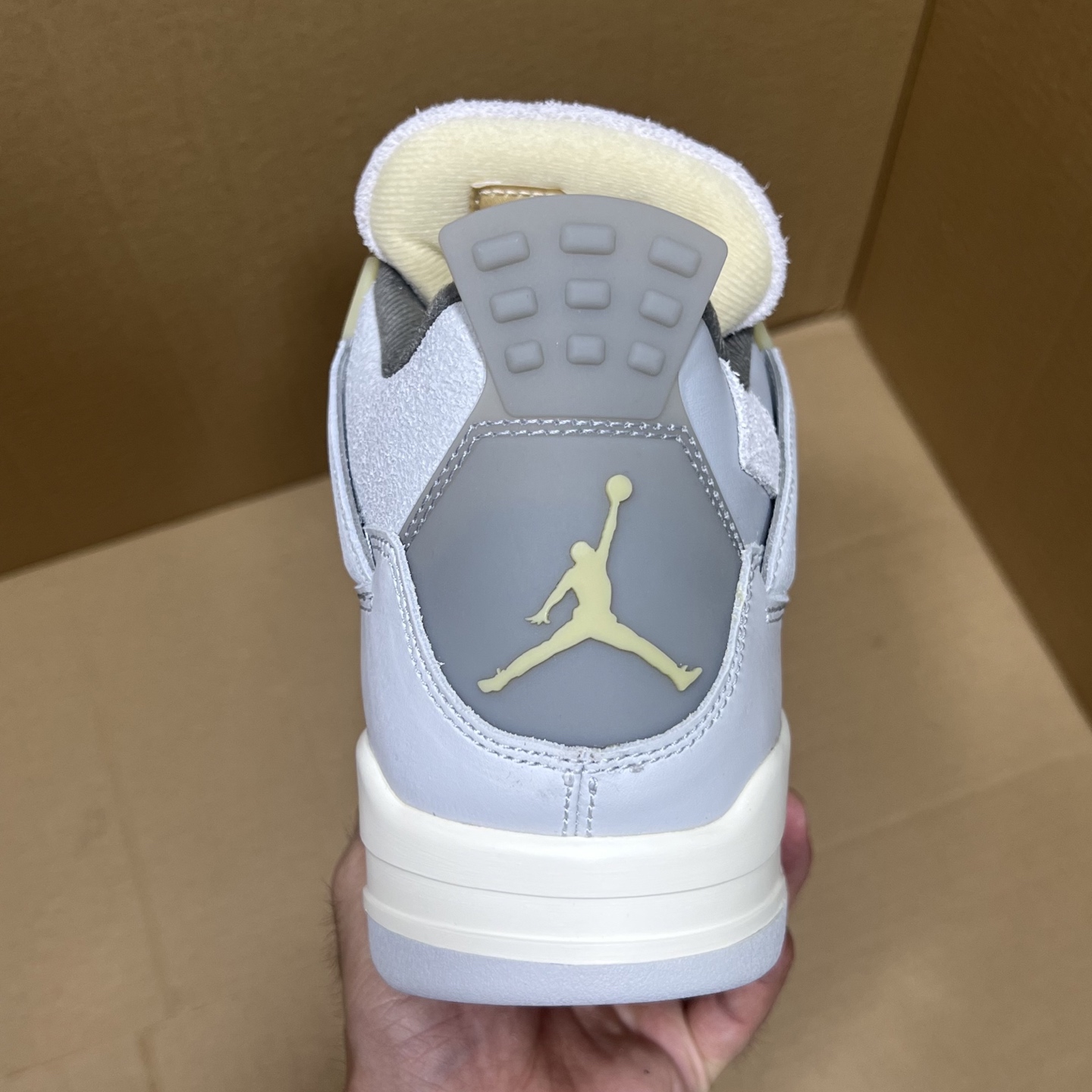 年度重磅福利！R1版AJ4系列特价！市场知名外贸R1版本！早期老的DT，懂的人都懂！品质 口碑一直在线！