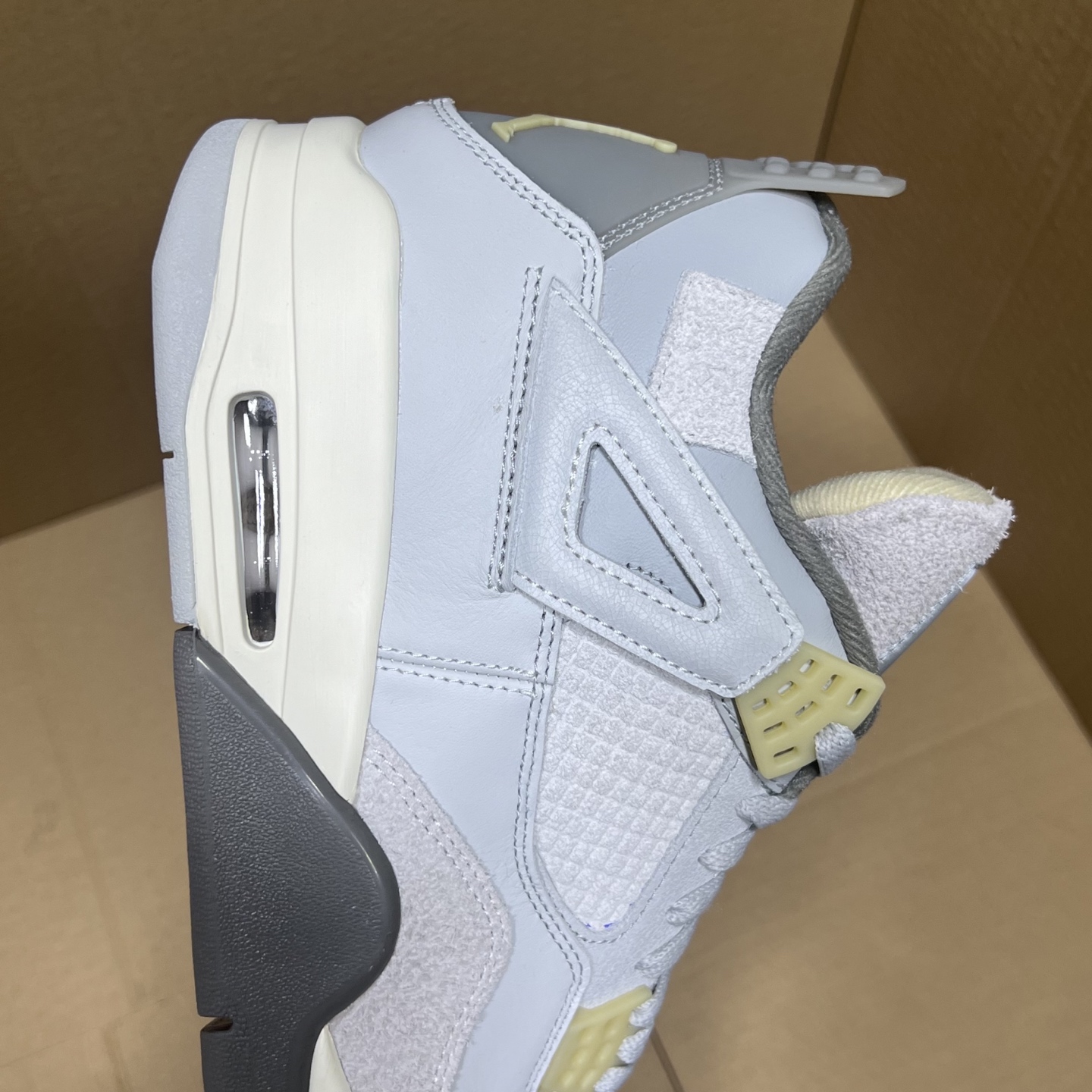 年度重磅福利！R1版AJ4系列特价！市场知名外贸R1版本！早期老的DT，懂的人都懂！品质 口碑一直在线！