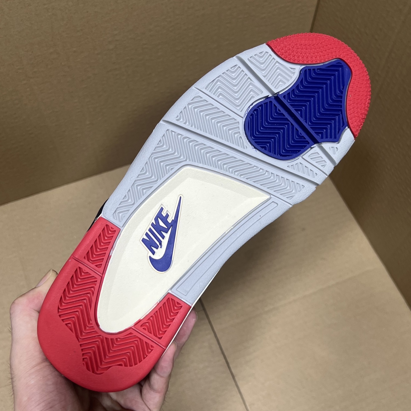 年度重磅福利！R1版AJ4系列特价！市场知名外贸R1版本！早期老的DT，懂的人都懂！品质 口碑一直在线！