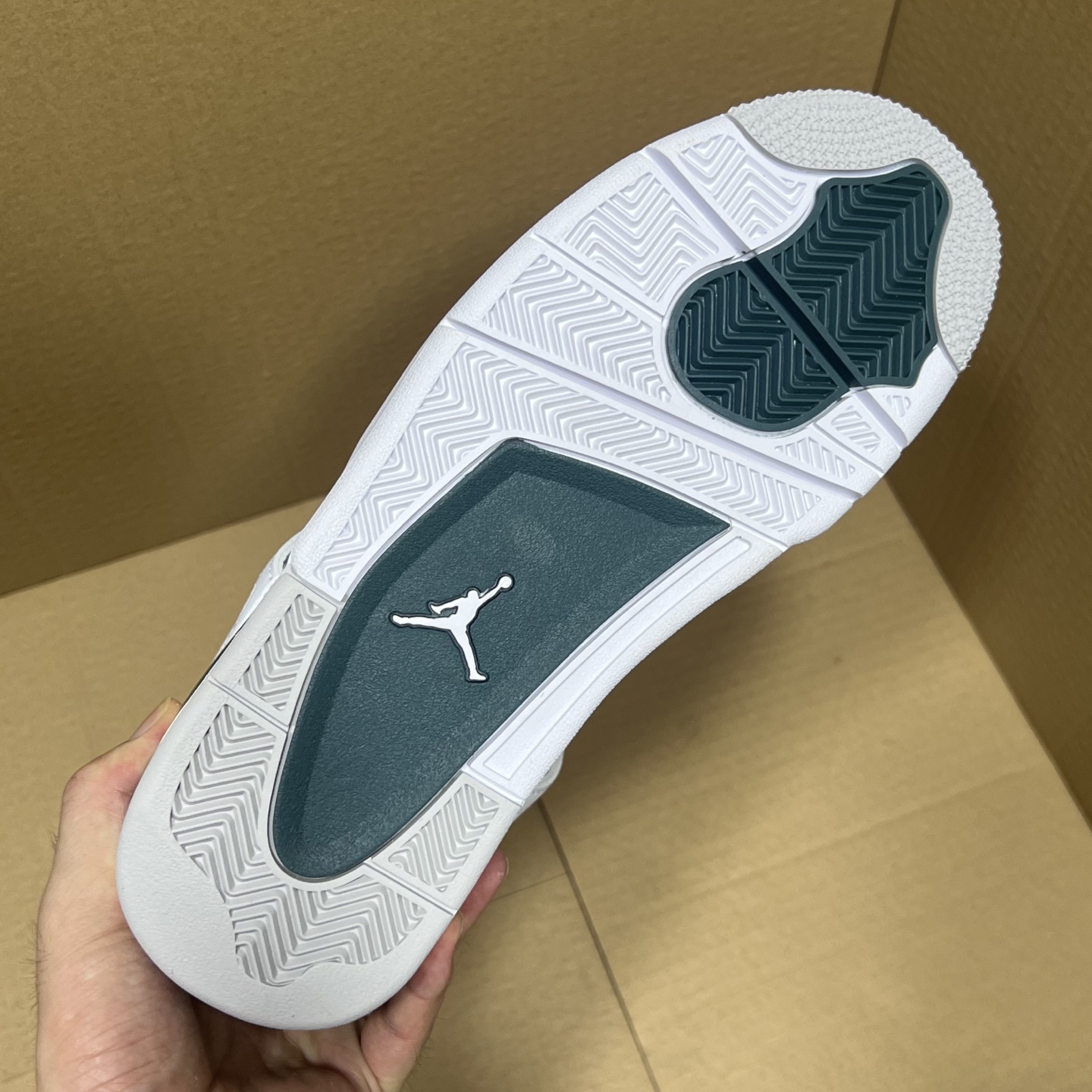 年度重磅福利！R1版AJ4系列特价！市场知名外贸R1版本！早期老的DT，懂的人都懂！品质 口碑一直在线！