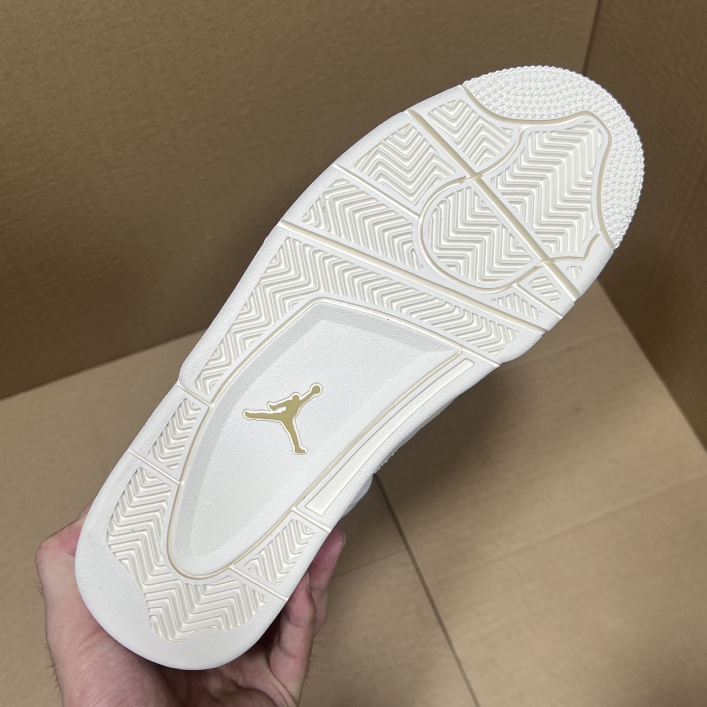 年度重磅福利！R1版AJ4系列特价！市场知名外贸R1版本！早期老的DT，懂的人都懂！品质 口碑一直在线！