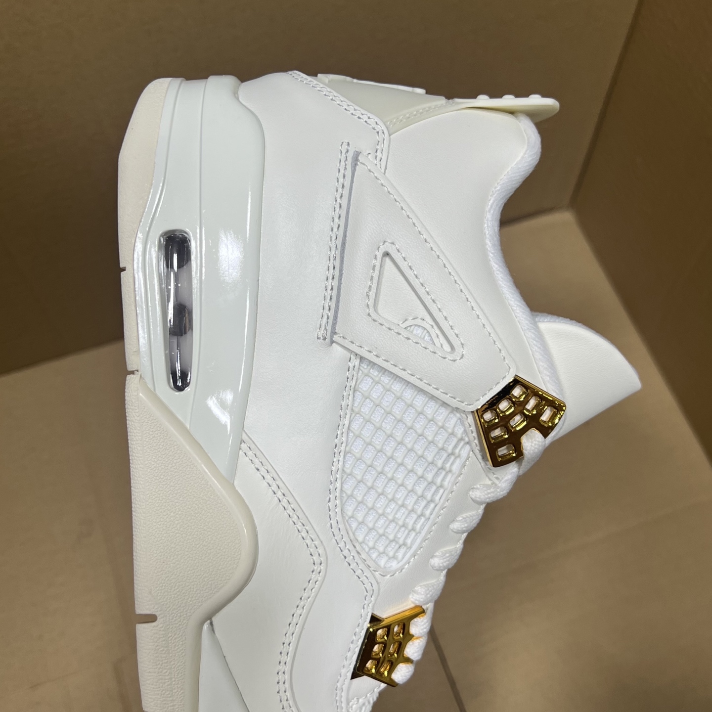 年度重磅福利！R1版AJ4系列特价！市场知名外贸R1版本！早期老的DT，懂的人都懂！品质 口碑一直在线！