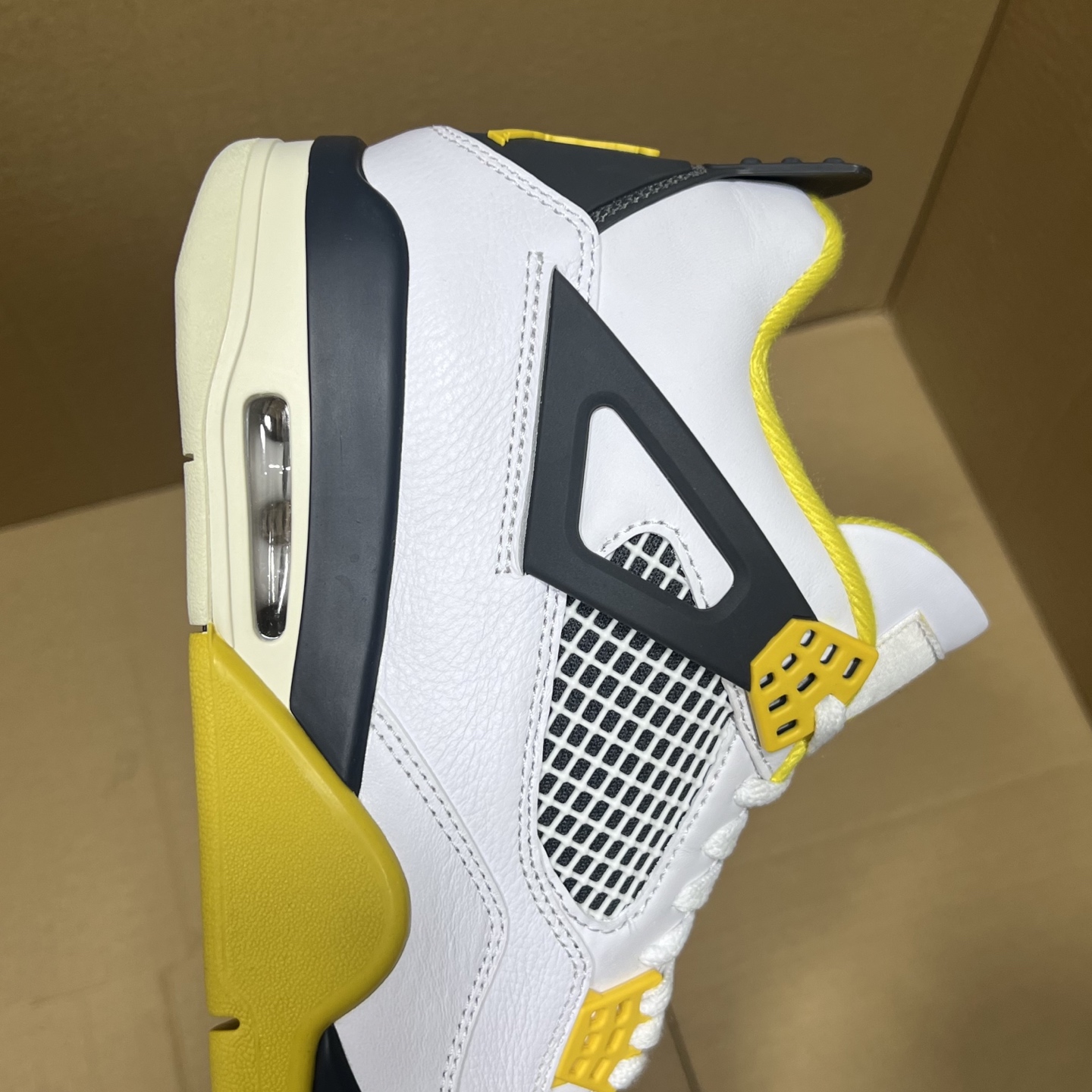 年度重磅福利！R1版AJ4系列特价！市场知名外贸R1版本！早期老的DT，懂的人都懂！品质 口碑一直在线！