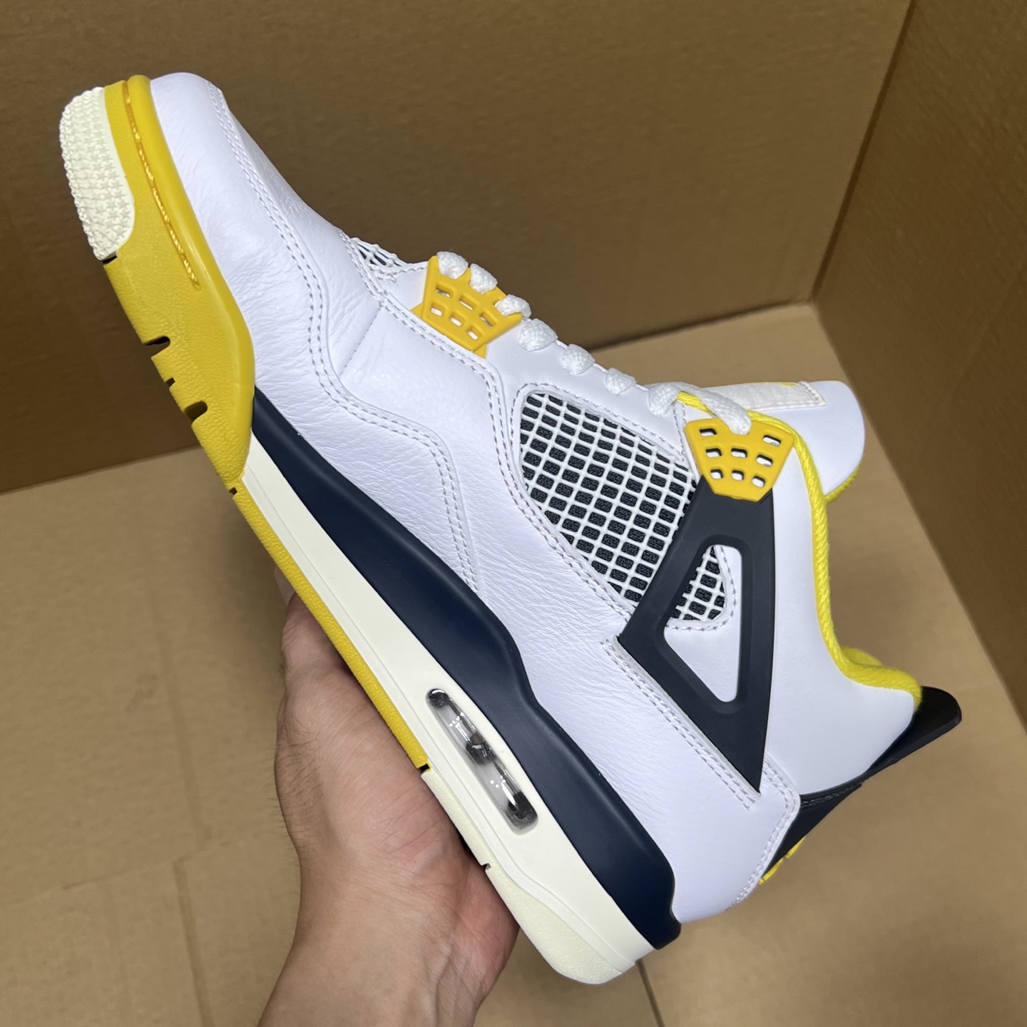 年度重磅福利！R1版AJ4系列特价！市场知名外贸R1版本！早期老的DT，懂的人都懂！品质 口碑一直在线！