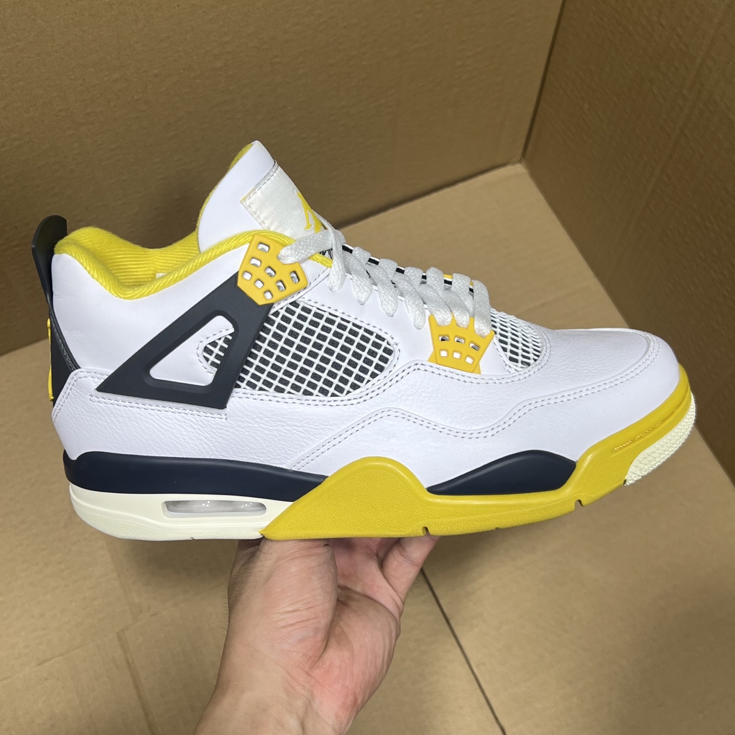 年度重磅福利！R1版AJ4系列特价！市场知名外贸R1版本！早期老的DT，懂的人都懂！品质 口碑一直在线！