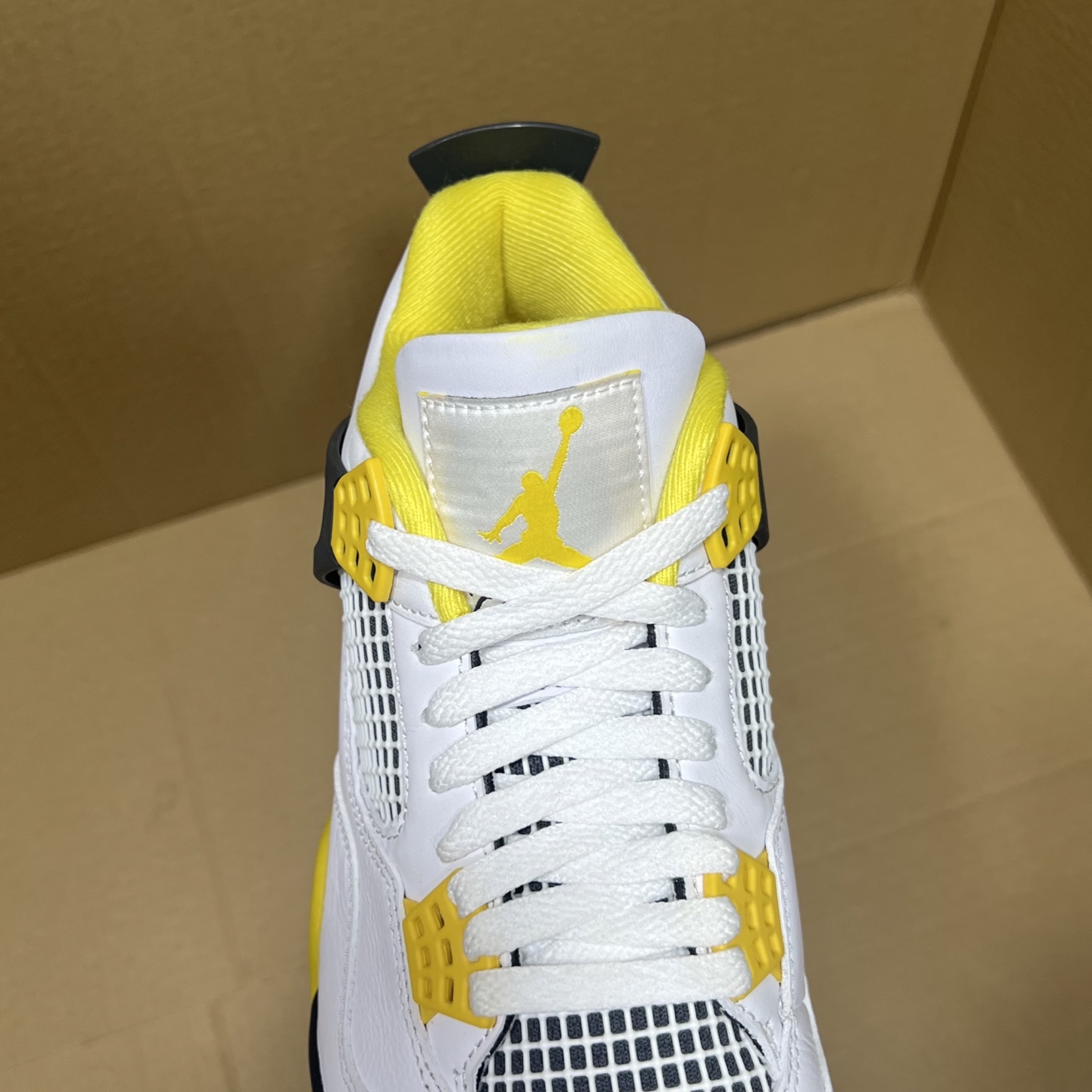 年度重磅福利！R1版AJ4系列特价！市场知名外贸R1版本！早期老的DT，懂的人都懂！品质 口碑一直在线！