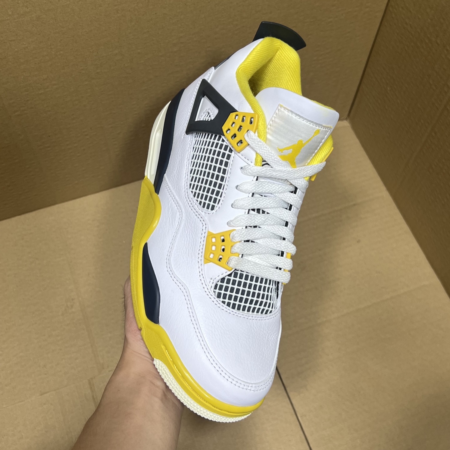 年度重磅福利！R1版AJ4系列特价！市场知名外贸R1版本！早期老的DT，懂的人都懂！品质 口碑一直在线！