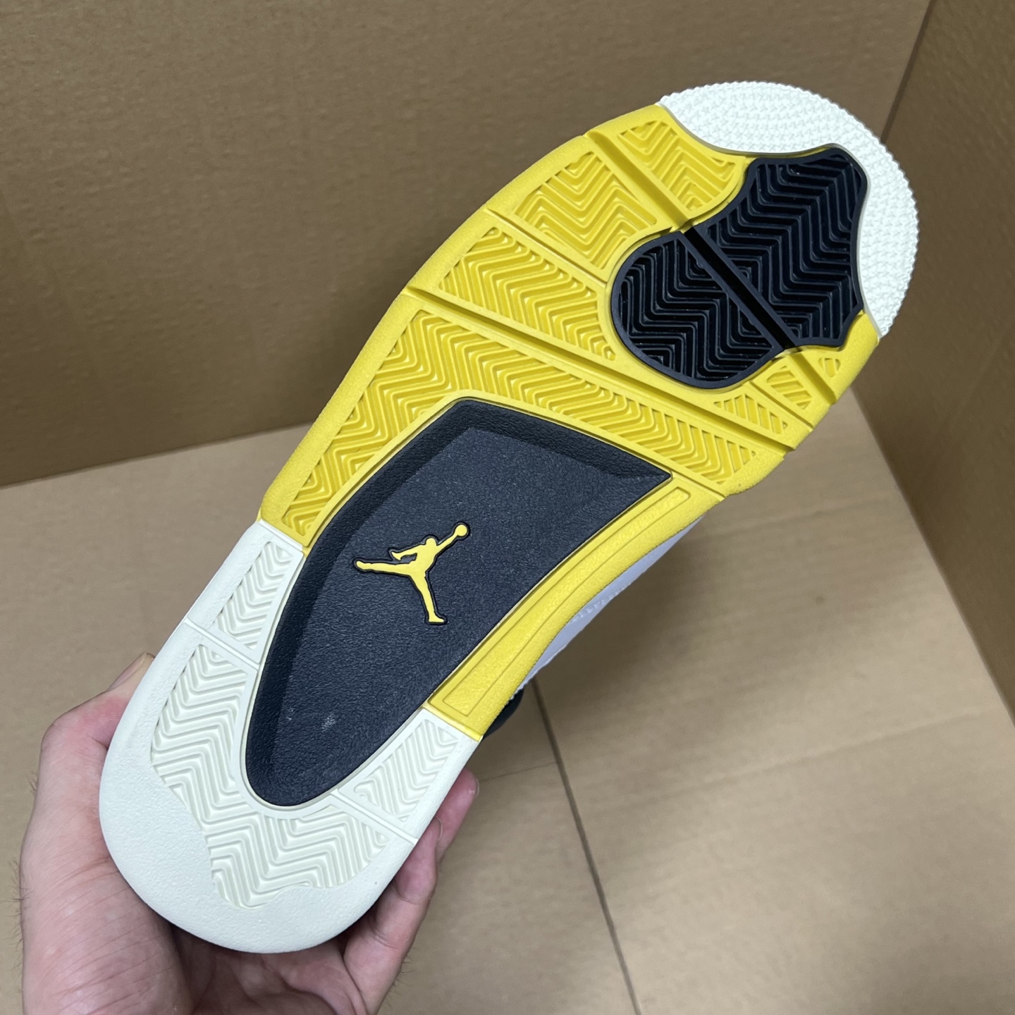 年度重磅福利！R1版AJ4系列特价！市场知名外贸R1版本！早期老的DT，懂的人都懂！品质 口碑一直在线！