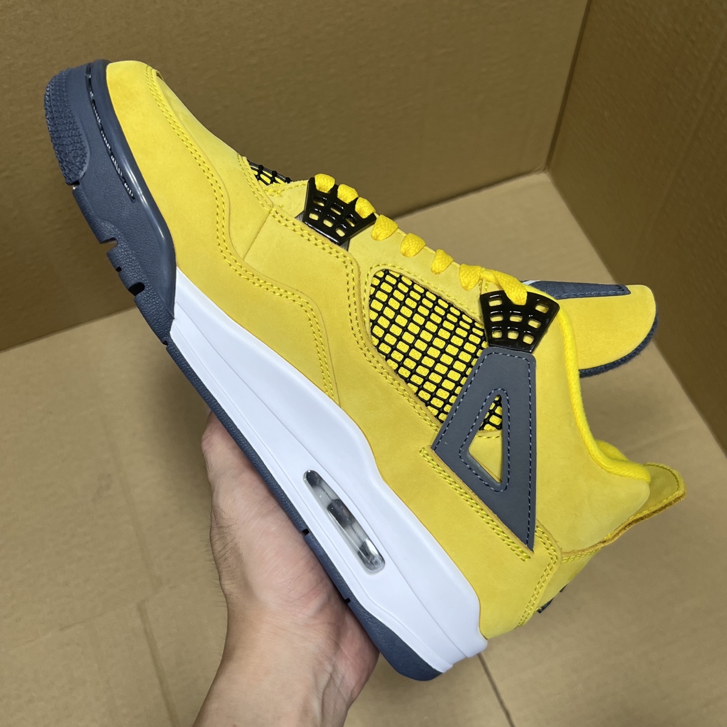 年度重磅福利！R1版AJ4系列特价！市场知名外贸R1版本！早期老的DT，懂的人都懂！品质 口碑一直在线！