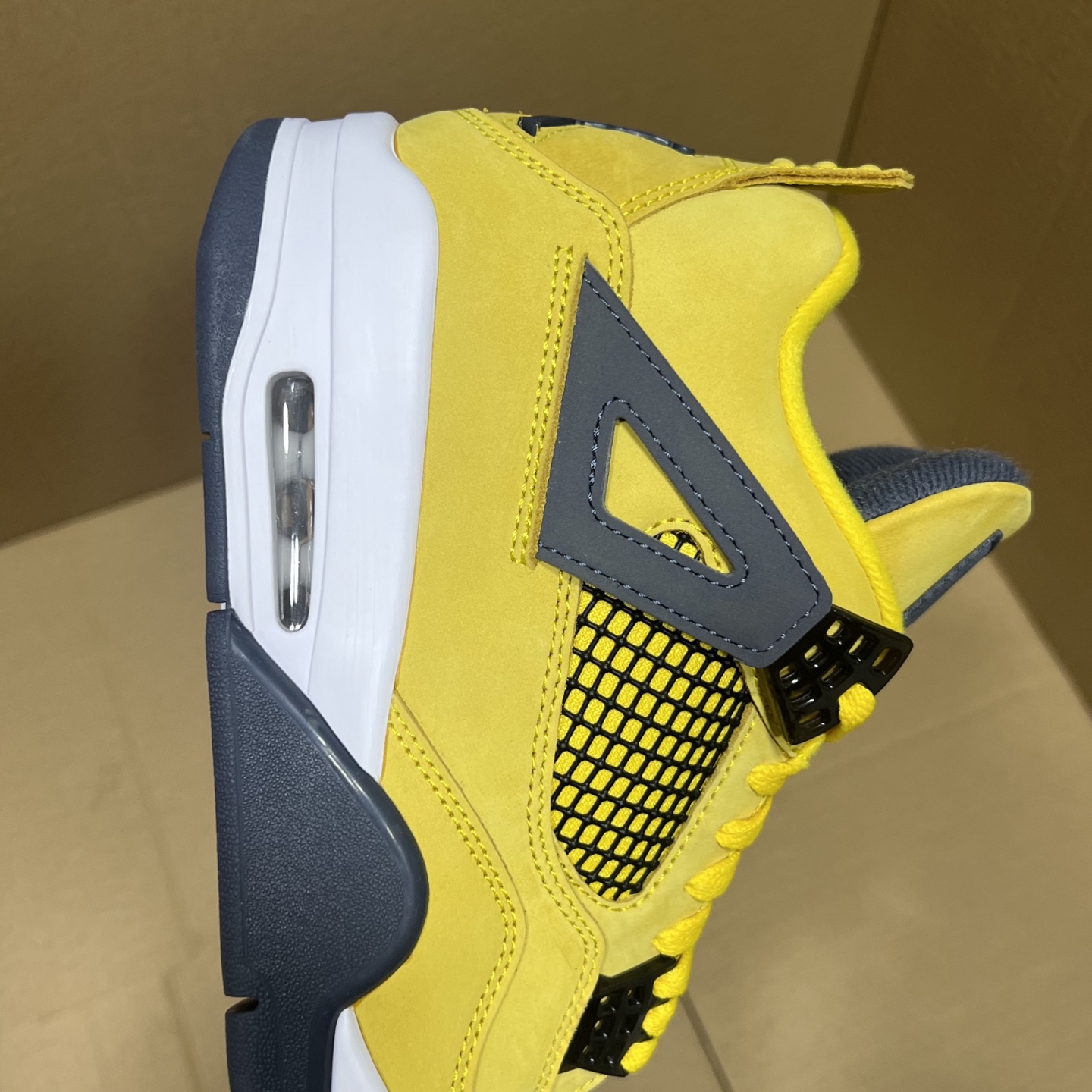 年度重磅福利！R1版AJ4系列特价！市场知名外贸R1版本！早期老的DT，懂的人都懂！品质 口碑一直在线！