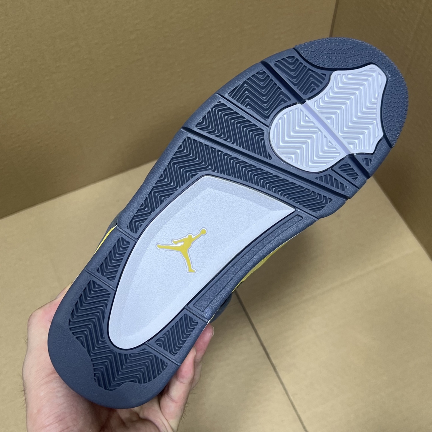 年度重磅福利！R1版AJ4系列特价！市场知名外贸R1版本！早期老的DT，懂的人都懂！品质 口碑一直在线！